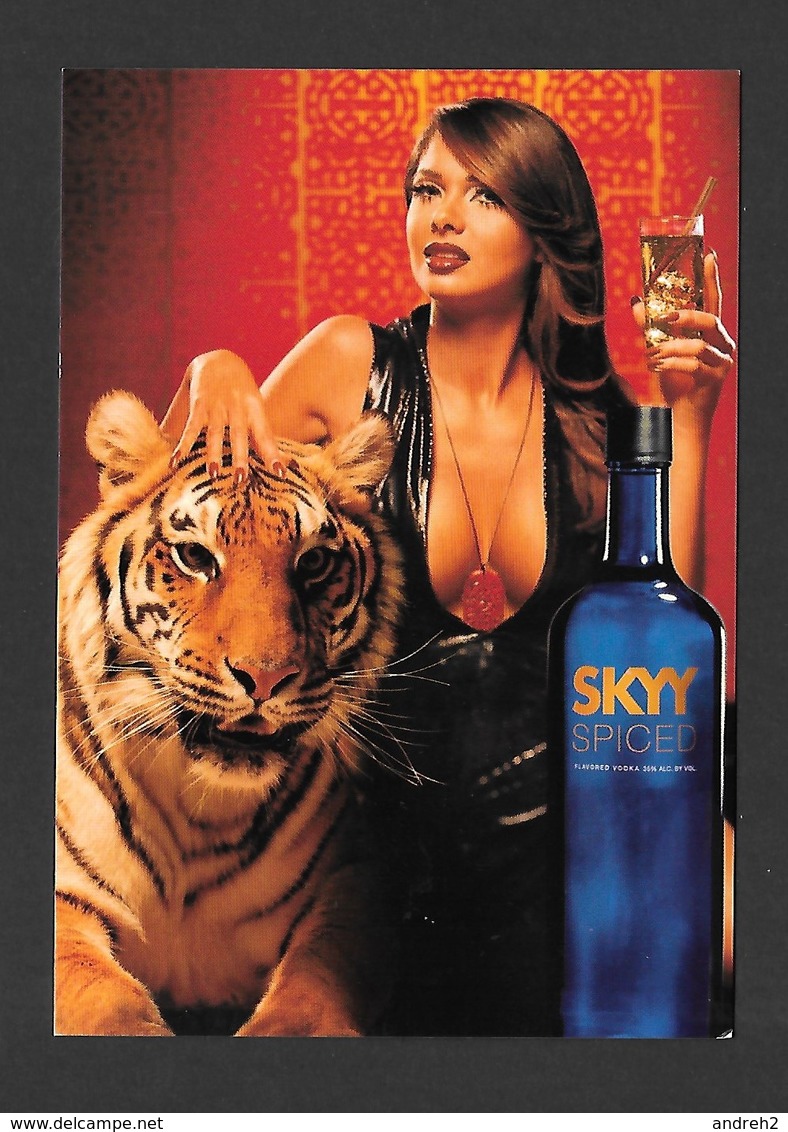 PUBLICITÉ - ADVERTISING - SKYY VODKA - SKYY SPICED & COKE - JOLIE FILLE AVEC LION - PHOTO MATTHEW ROLSTON - Publicité