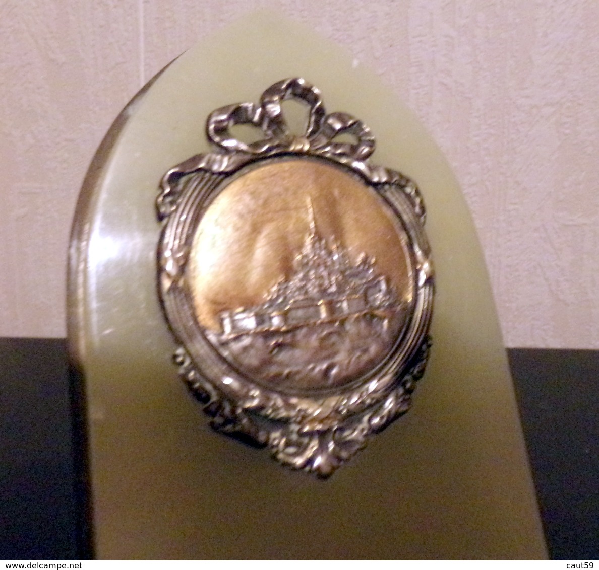 Médailles Sur Plaque De Marbre Ou Onyx , Mont St Michel  Ht 13,5 Cm Voir Photo - Art Populaire