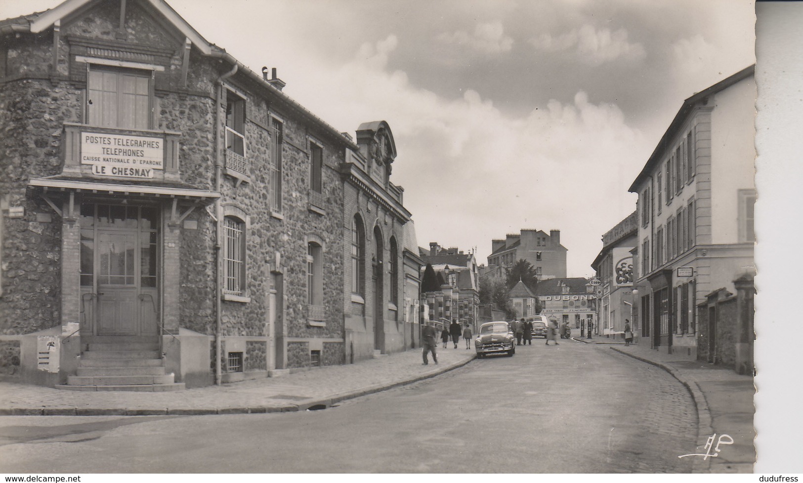 LE CHESNAY  LA POSTE ET LA RUE DE VERSAILLES   FORMAT CPA - Le Chesnay