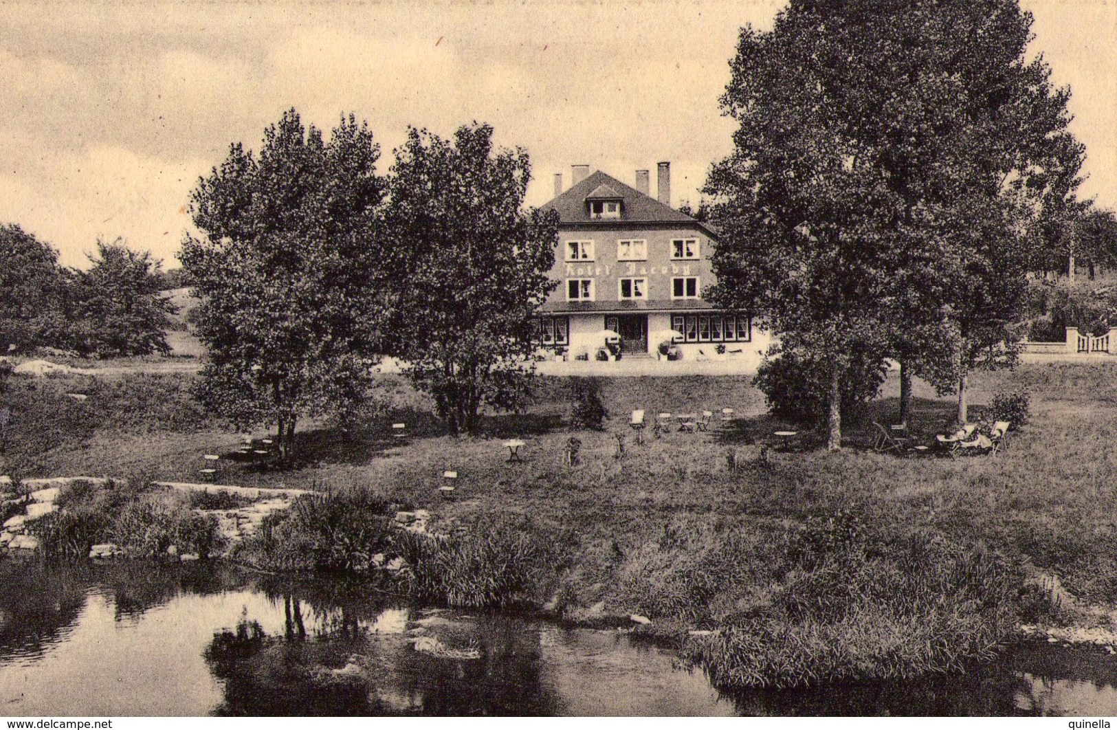 La Cuisine ( Pr.Lux)  ( 119 )  Hotel  " Jacoby " Avec Des Transats Dans Le Jardin - Florenville