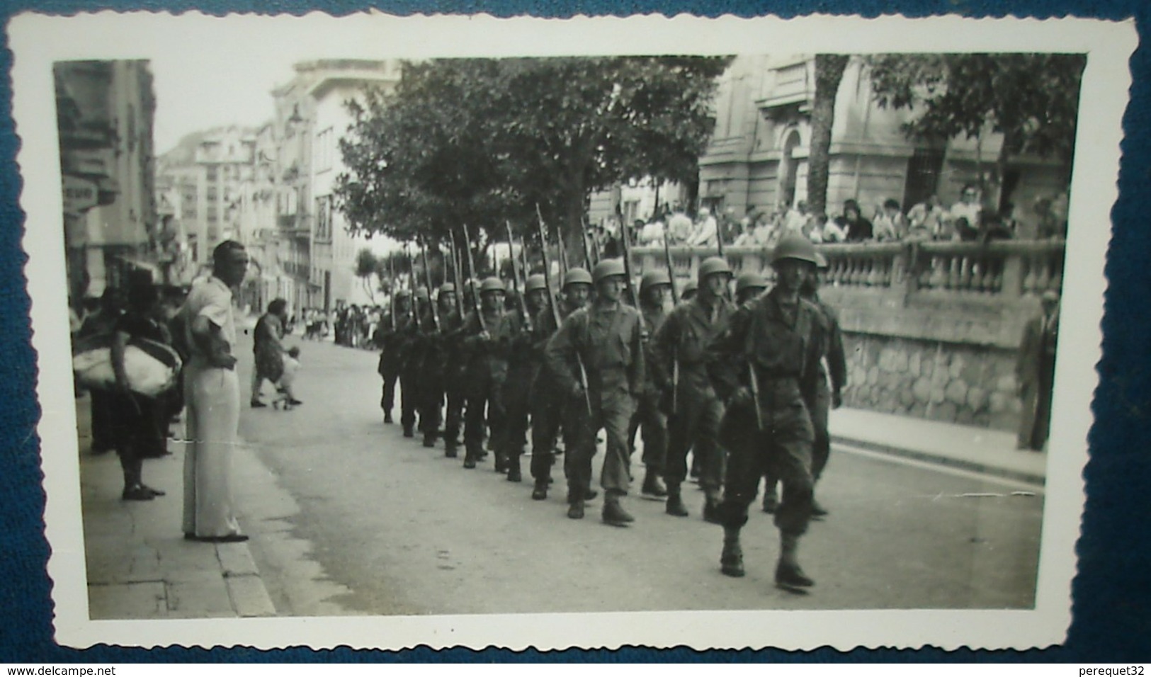 4 Phtos 110 X 68.Défilé Soldats Et Prise D'arme.Peut Etre Algérie ? - Guerra, Militari