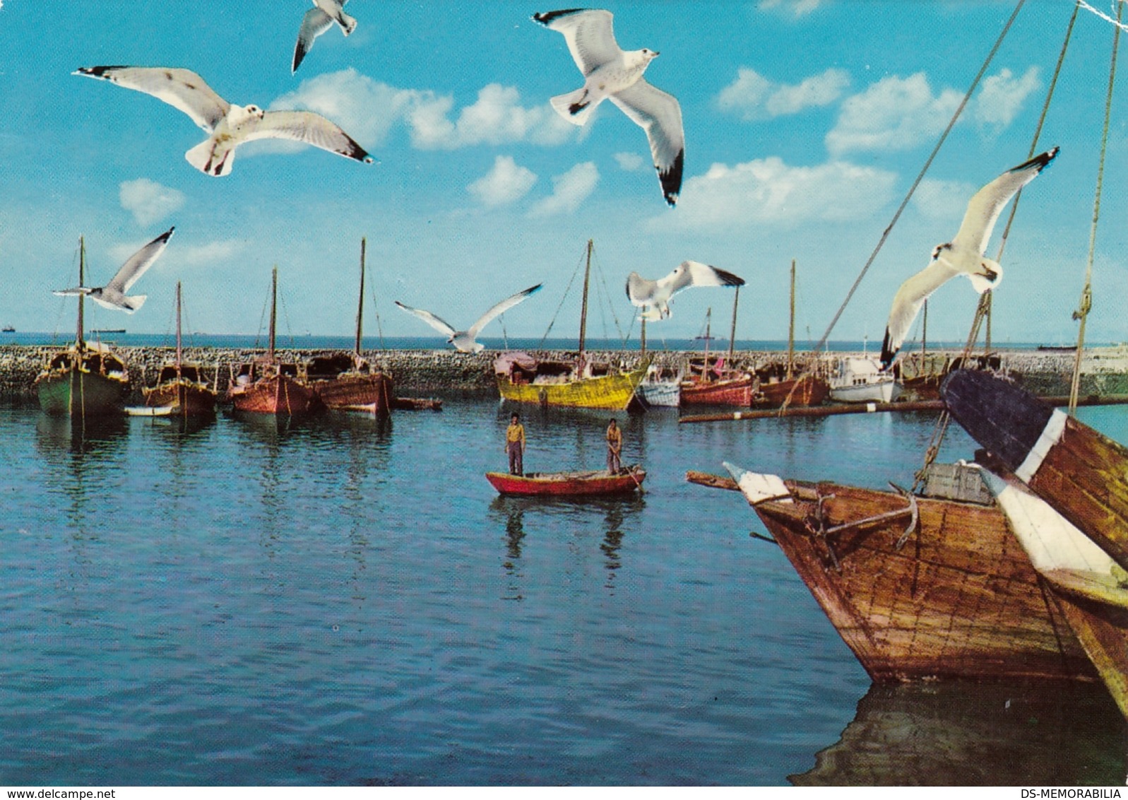 VINTAGE KUWAIT POSTCARD - HARBOUR OF PEARL FISHERS FLEET CIRCULATED 1977 - Kuwait