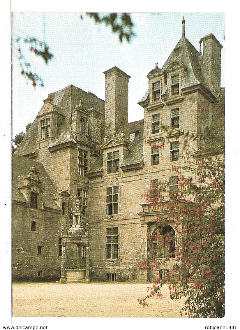 Vougay (29) Le Chateau De Kerjean (16° Siecle ) La Cour D'honneuret Le Pavillon Central - Saint-Vougay