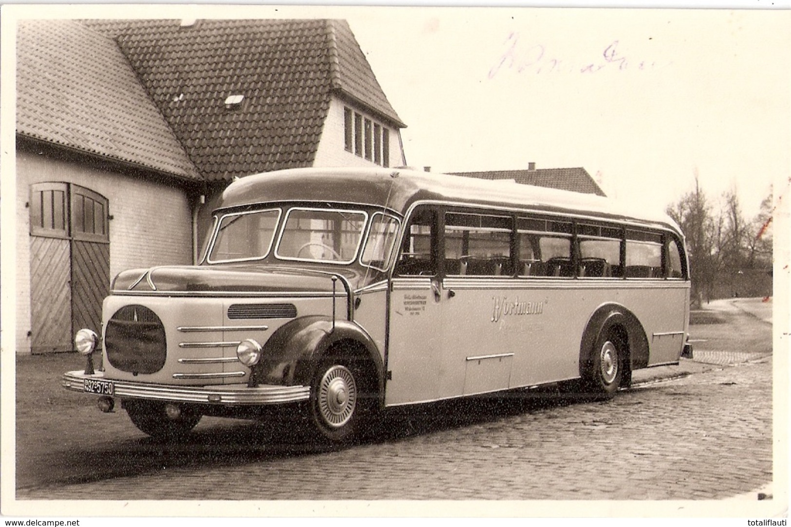 WILDESHAUSEN In Oldenburg Omnibus Bus Des Verkehrsbetriebes Fritz Wortmann Vor Gebäude Original Fotokarte Ungelaufen - Wildeshausen