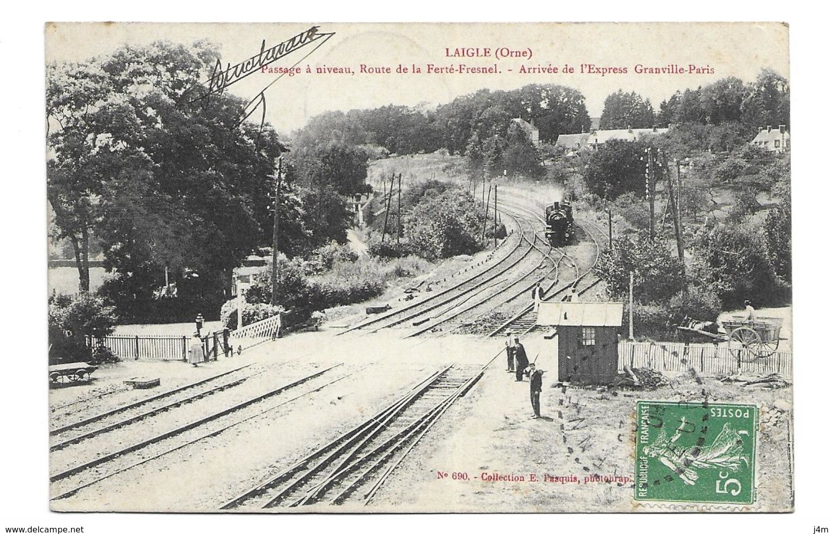 61/ ORNE...L'AIGLE: Passage à Niveau, Route De La Ferté Fresnel. Arrivée De L'Express Granville-Paris... TRAIN - L'Aigle