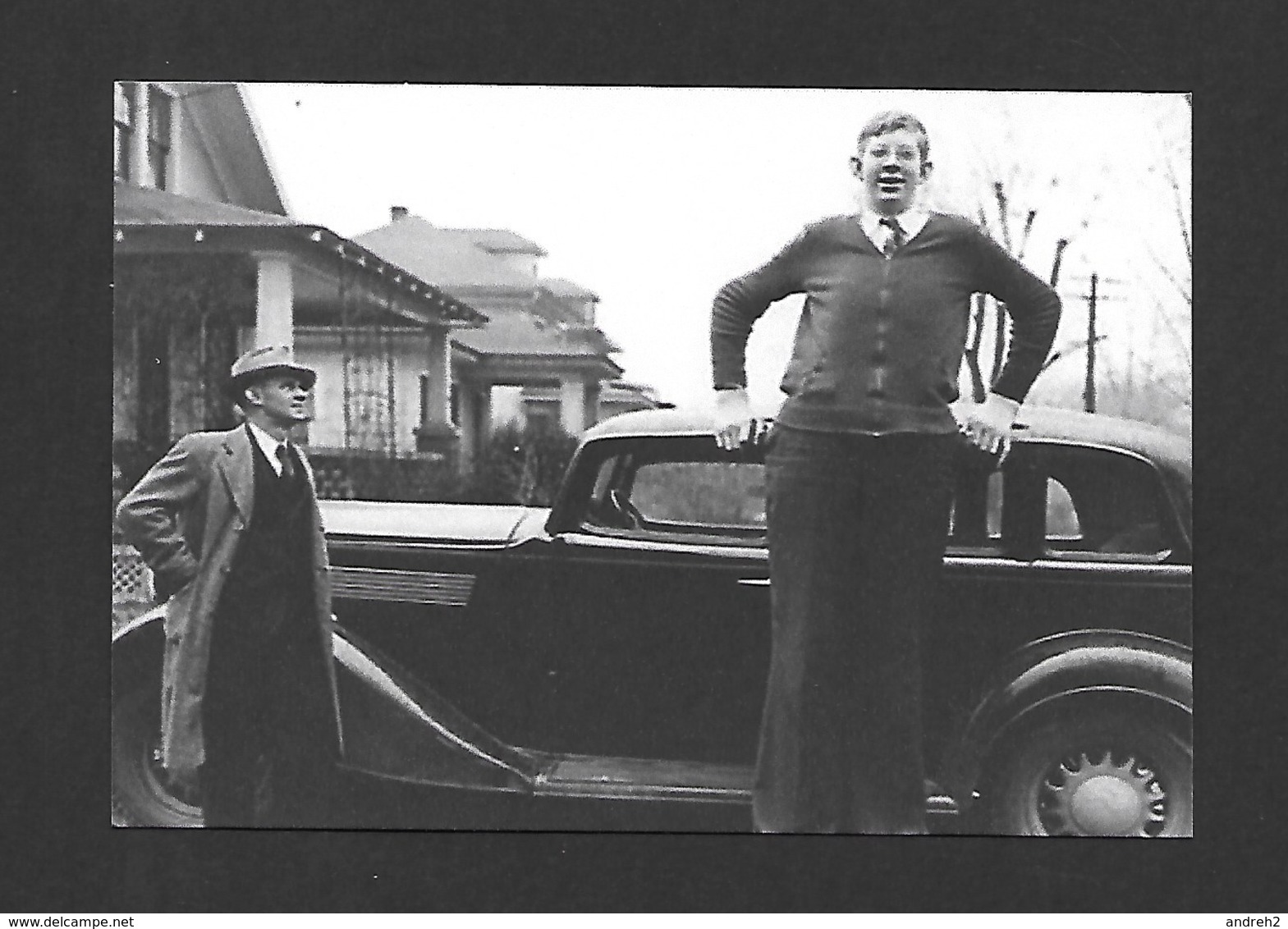 HUMOUR - INSOLITE - GÉANT ROBERT WADLOW AVEC SON PÈRE ET SA VOITURE - Humour