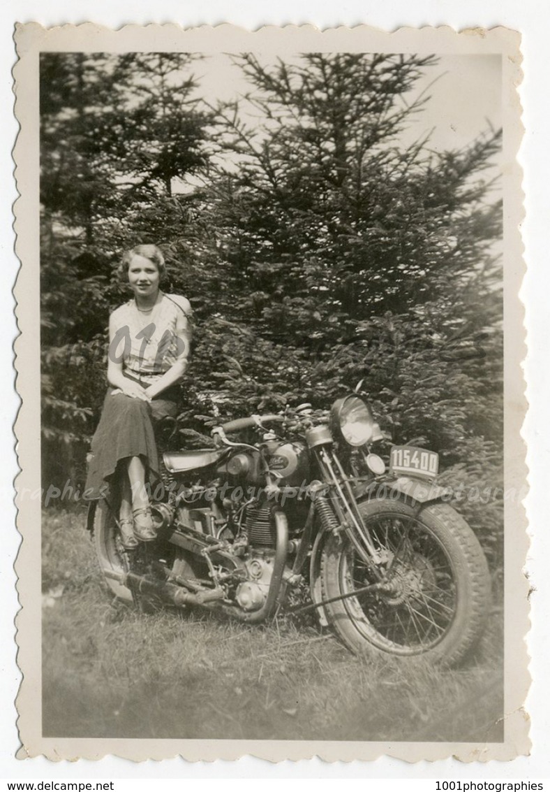 Portrait D&#039;une Femme Assise Sur Sa Moto, Francorchamps. Photo Sortie D&#039;un Album D&#039;un Voyage En Europe. - Autres & Non Classés