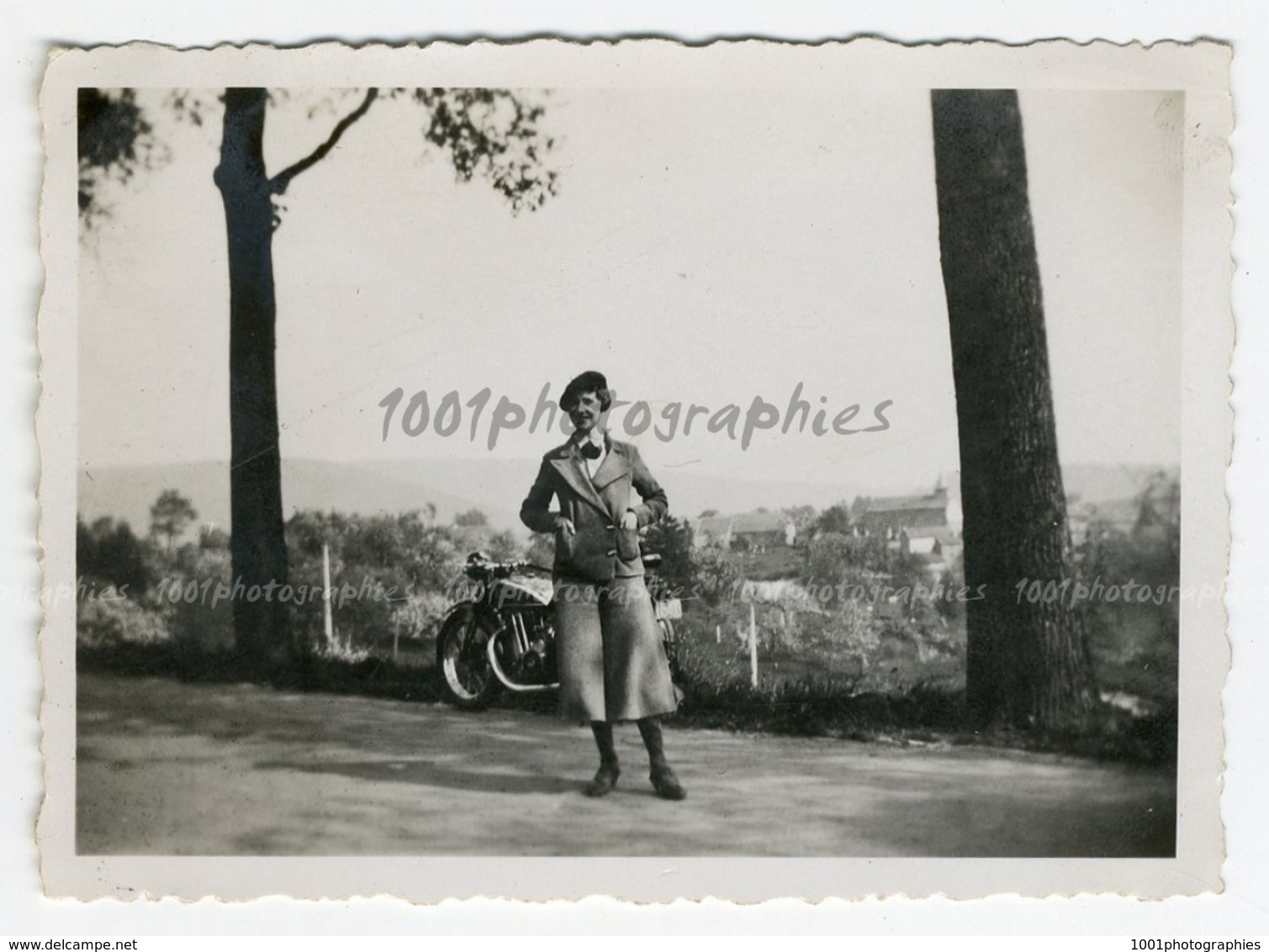 Portrait D&#039;une Femme Debout Devant Sa Moto, Malm&eacute;dy, Mai 1934. Photo Sortie D&#039;un Album D&#039;un Voyage - Altri & Non Classificati