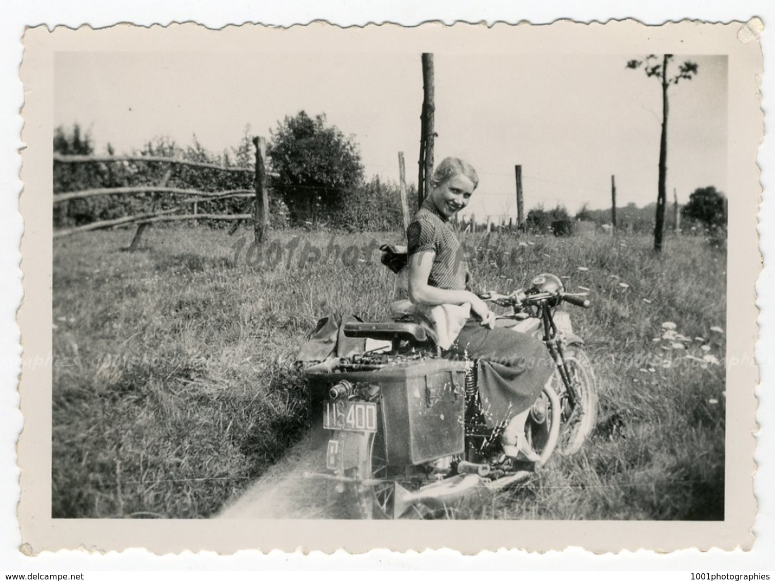 Portrait D&#039;ue Jeune Fille Assise Sur Une Moto. Photo Sortie D&#039;un Album D&#039;un Voyage En Europe. - Autres & Non Classés