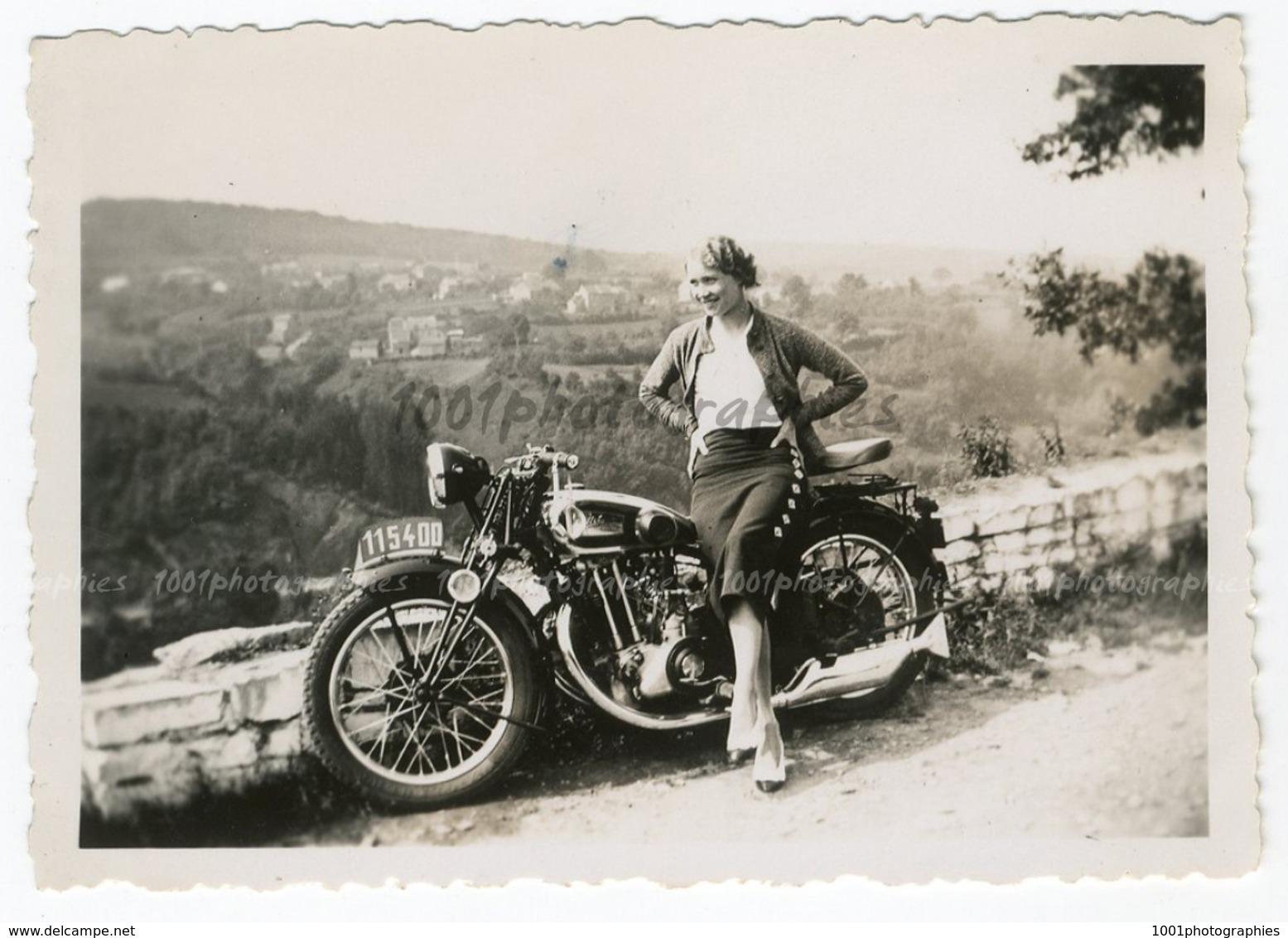 Portrait D&#039;une Femme Debout &agrave; C&ocirc;t&eacute; De Sa Moto. Photo Sortie D&#039;un Album D&#039;un Voyage En - Autres & Non Classés