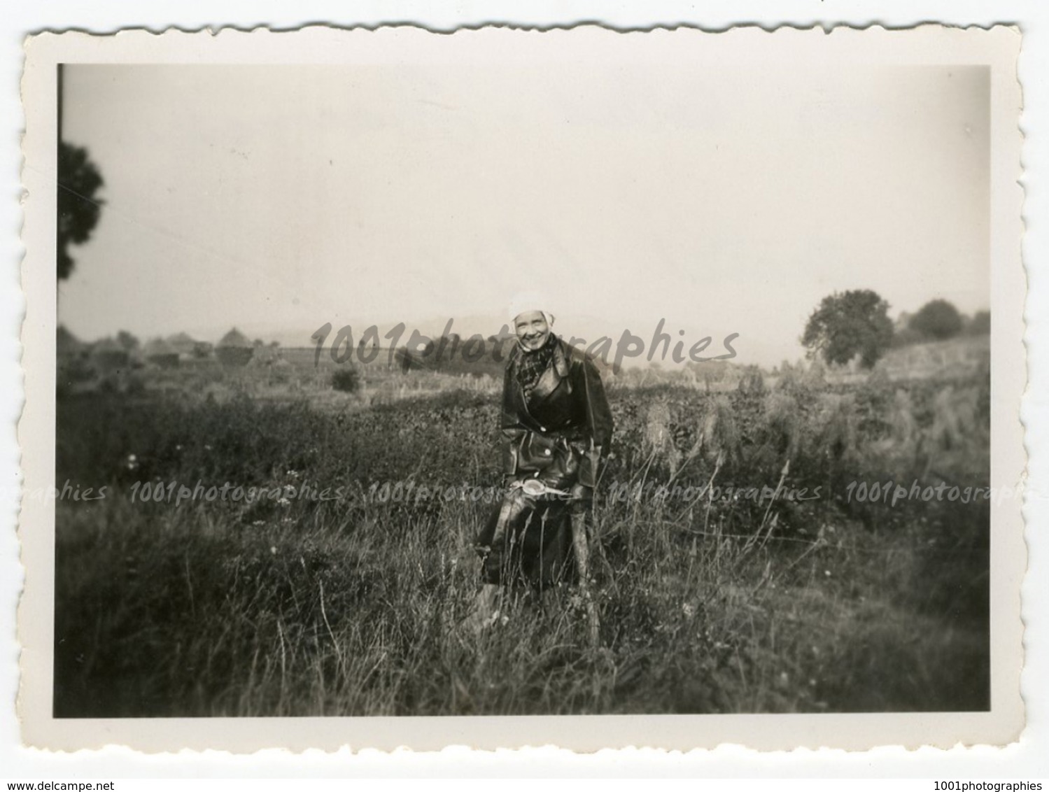 Portrait D&#039;un Homme Sur Sa Moto Dans Les Champs, Aout 1936. Photo Sortie D&#039;un Album D&#039;un Voyage En Europe - Autres & Non Classés