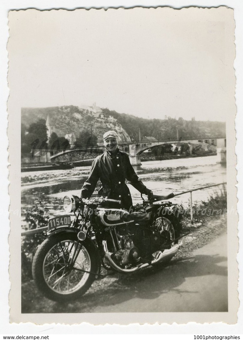 Portrait D&#039;un Homme Posant Derri&egrave;re Sa Moto, Dinant 1936. Photo Sortie D&#039;un Album D&#039;un Voyage En E - Autres & Non Classés