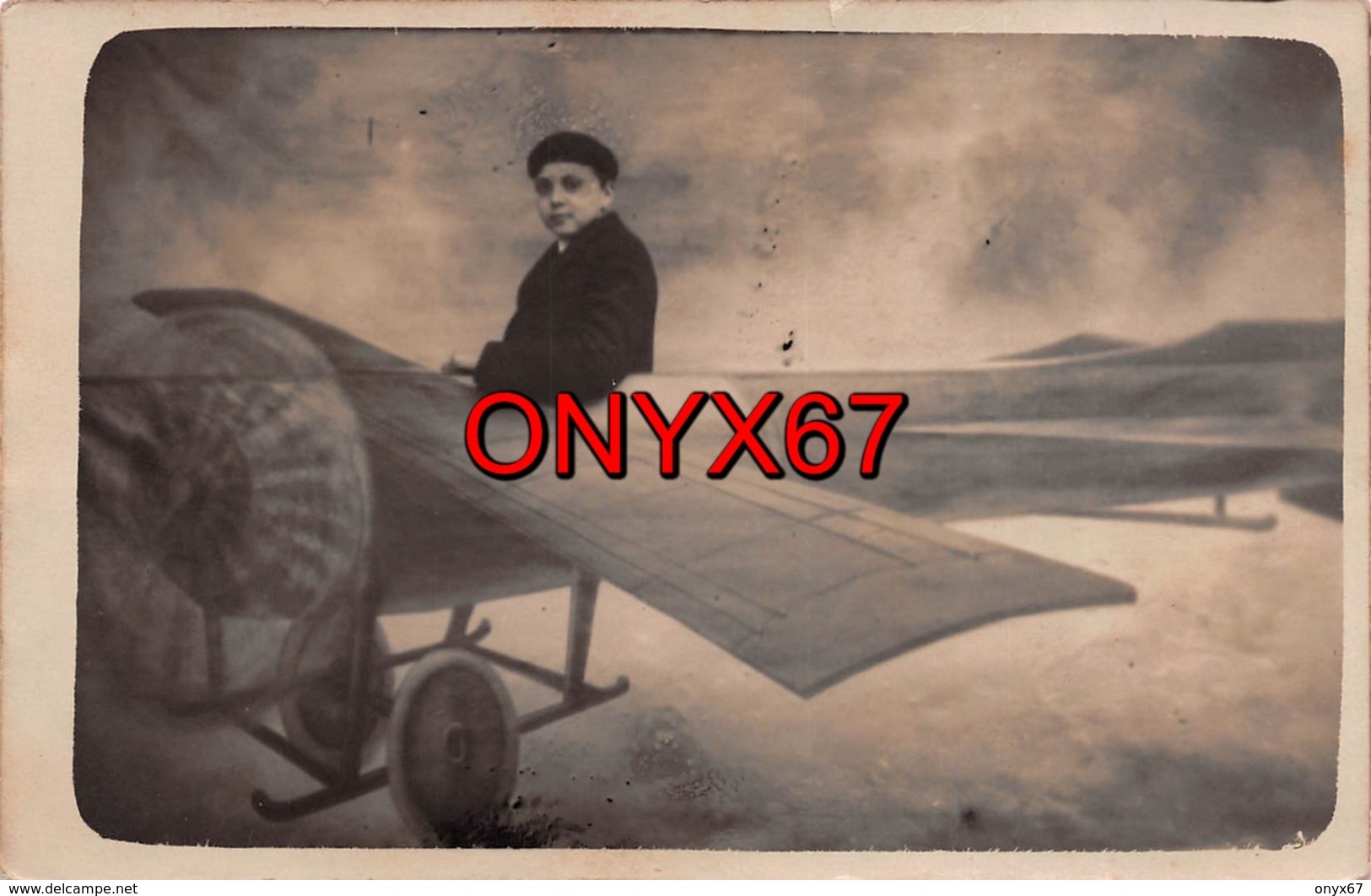 Carte Postale Photo MONTAGE AVION FICTIF  1 Jeunes Homme Dans Avion  En Plein Vol - Fotografie