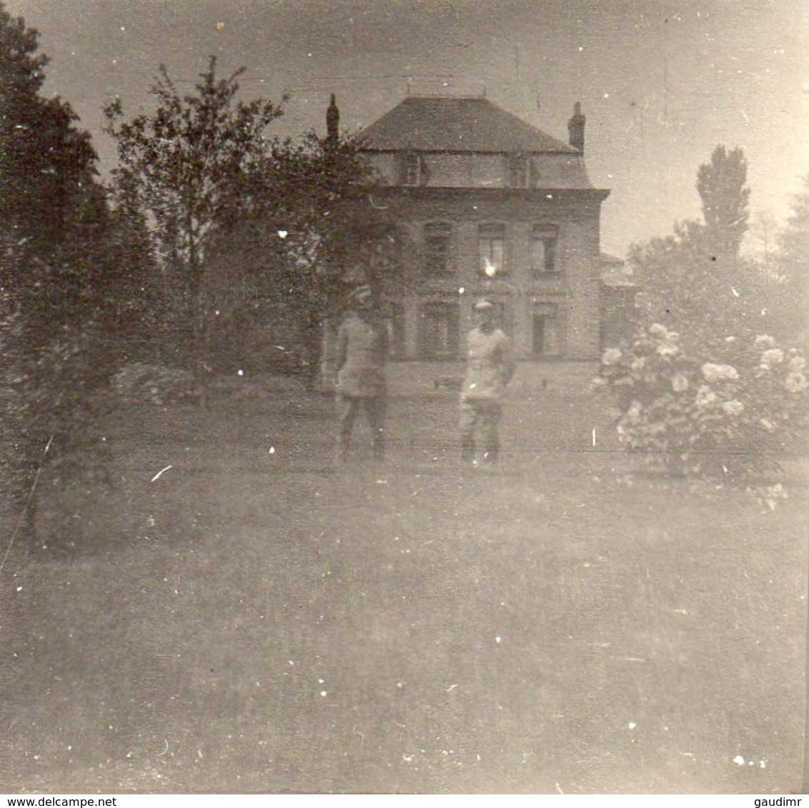 2 PHOTOS ALLEMANDES -  OFFICIER DANS SA CHAMBRE ET SA MAISON DE QUARTIER A FRESSAIN PRES FECHAIN NORD GUERRE 1914 1918 - 1914-18