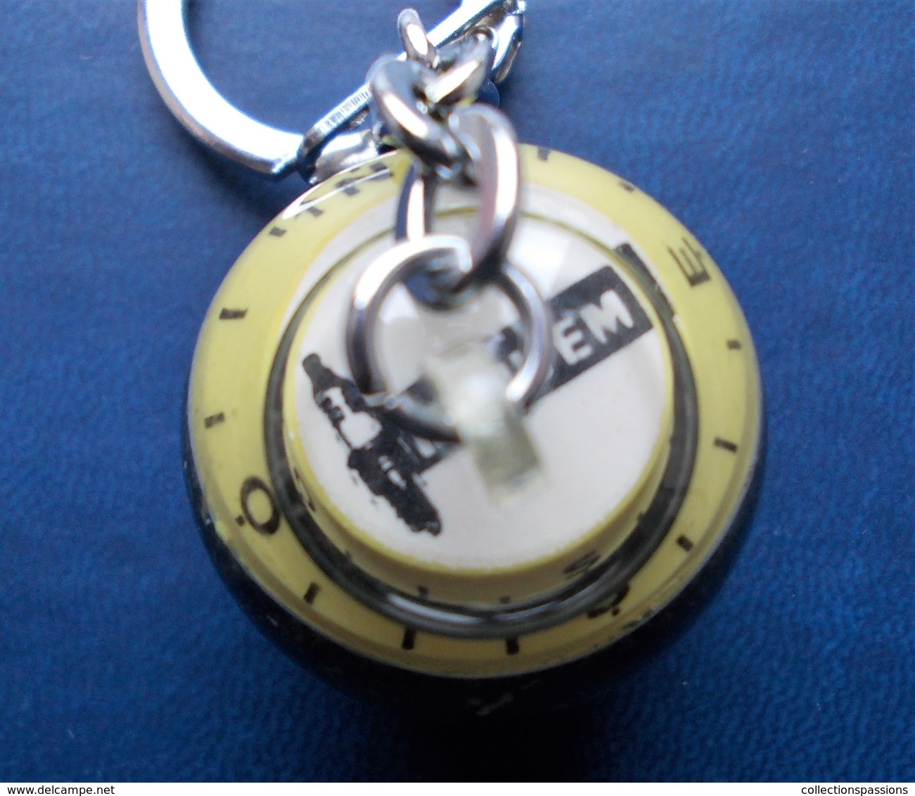 - Ancien Porte Clefs. Boussole Bougies Eyquem - - Key-rings