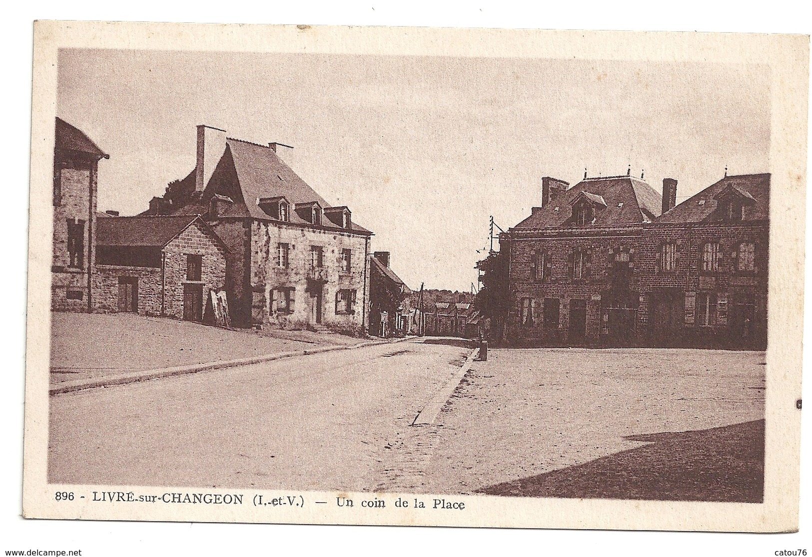 35 Livré-sur-Changeon  Un Coin De La Place - Autres & Non Classés