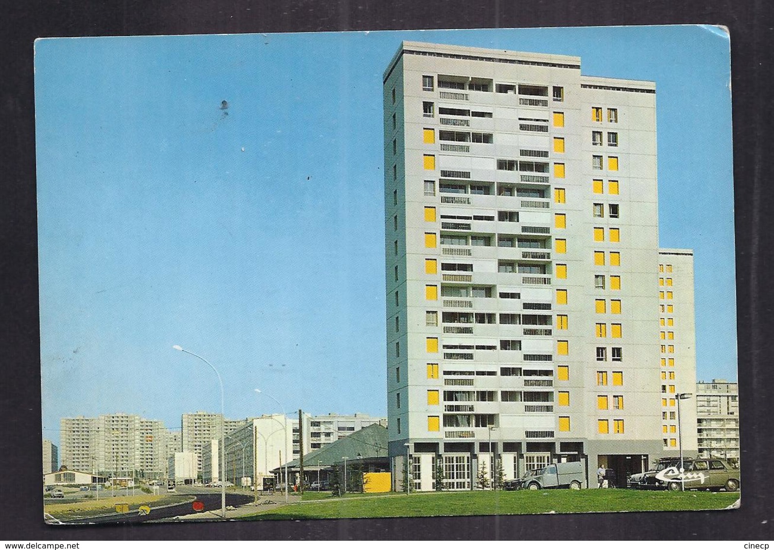 CPSM 69 - VENISSIEUX - Zup Des MINGUETTES - Centre Commercial , " La Pyramide " - TB PLAN IMMEUBLES HLM AUTOMOBILES - Vénissieux