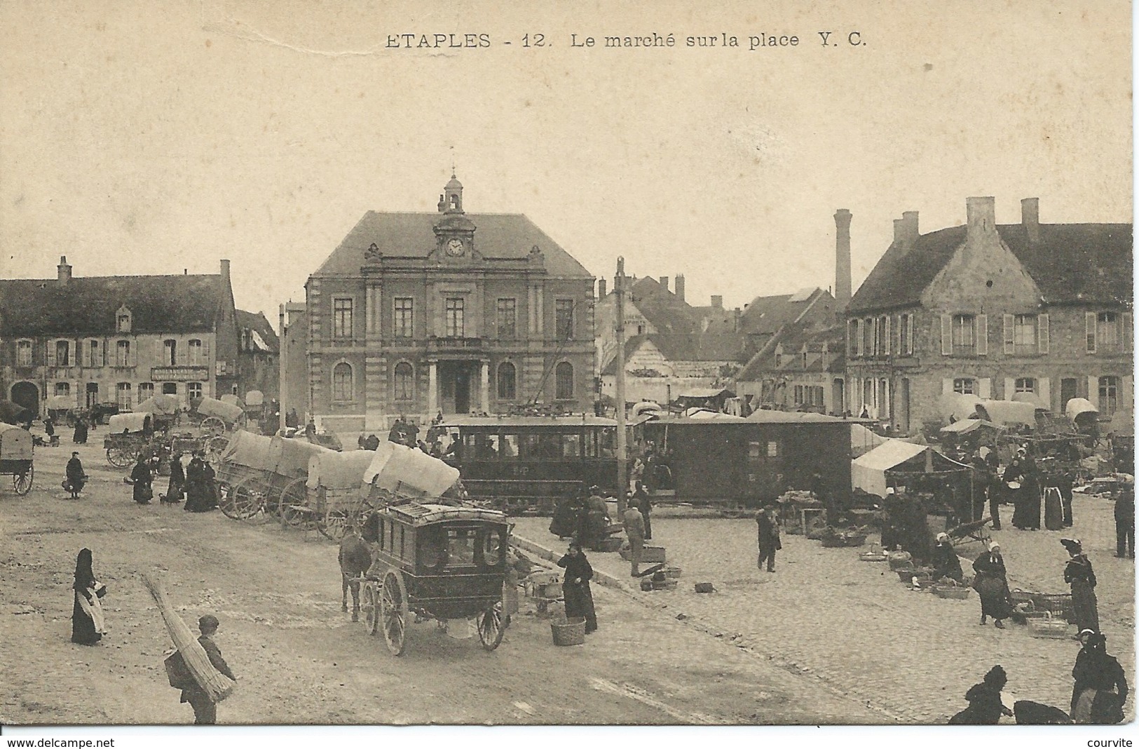 Etaples - Le Marché Sur La Place ( Belle Carte Animée ) - Etaples