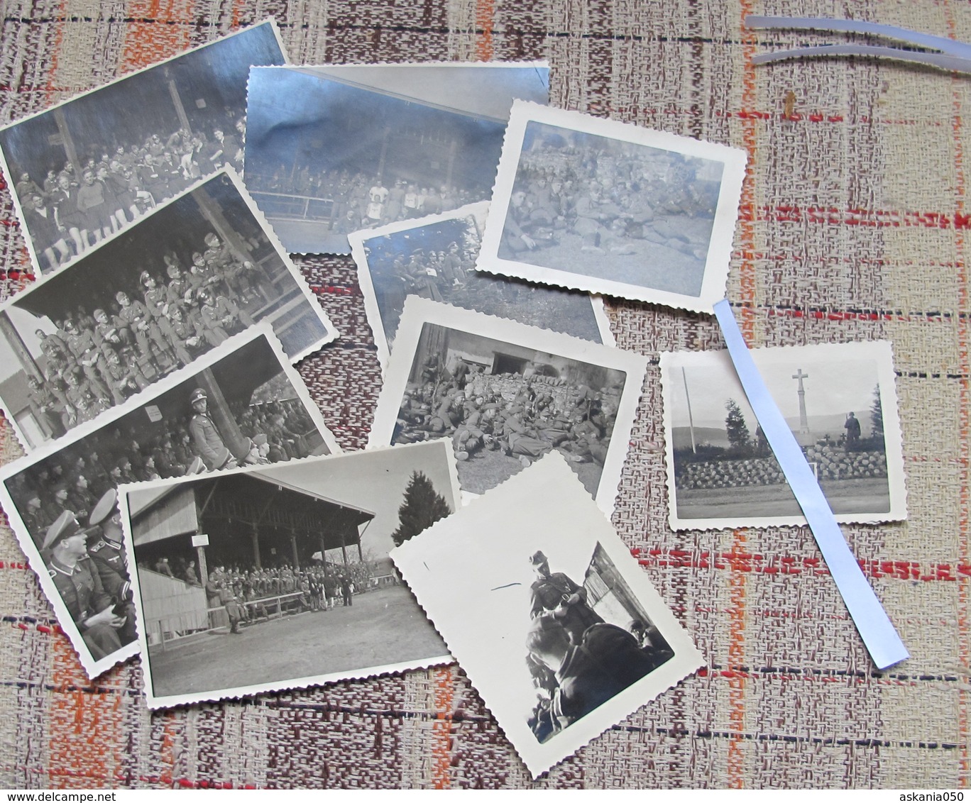 Mars 1943. 2e Guerre. Bruyères (Vosges). Match De Football Wehrmacht + Cimetière Allemand (avec Croix De Faîte?) - 1939-45