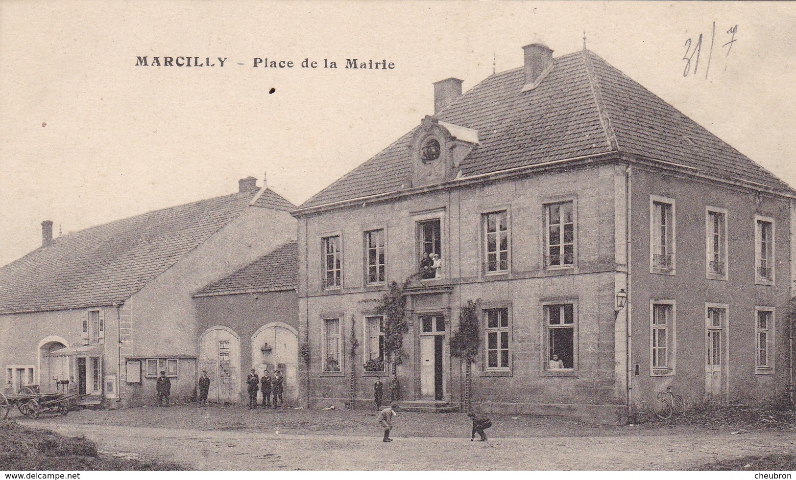 52. MARCILLY EN BASSIGNY.  CPA . ANIMATION PLACE DE LA MAIRIE. JUILLET 1918 + TEXTE - Autres & Non Classés