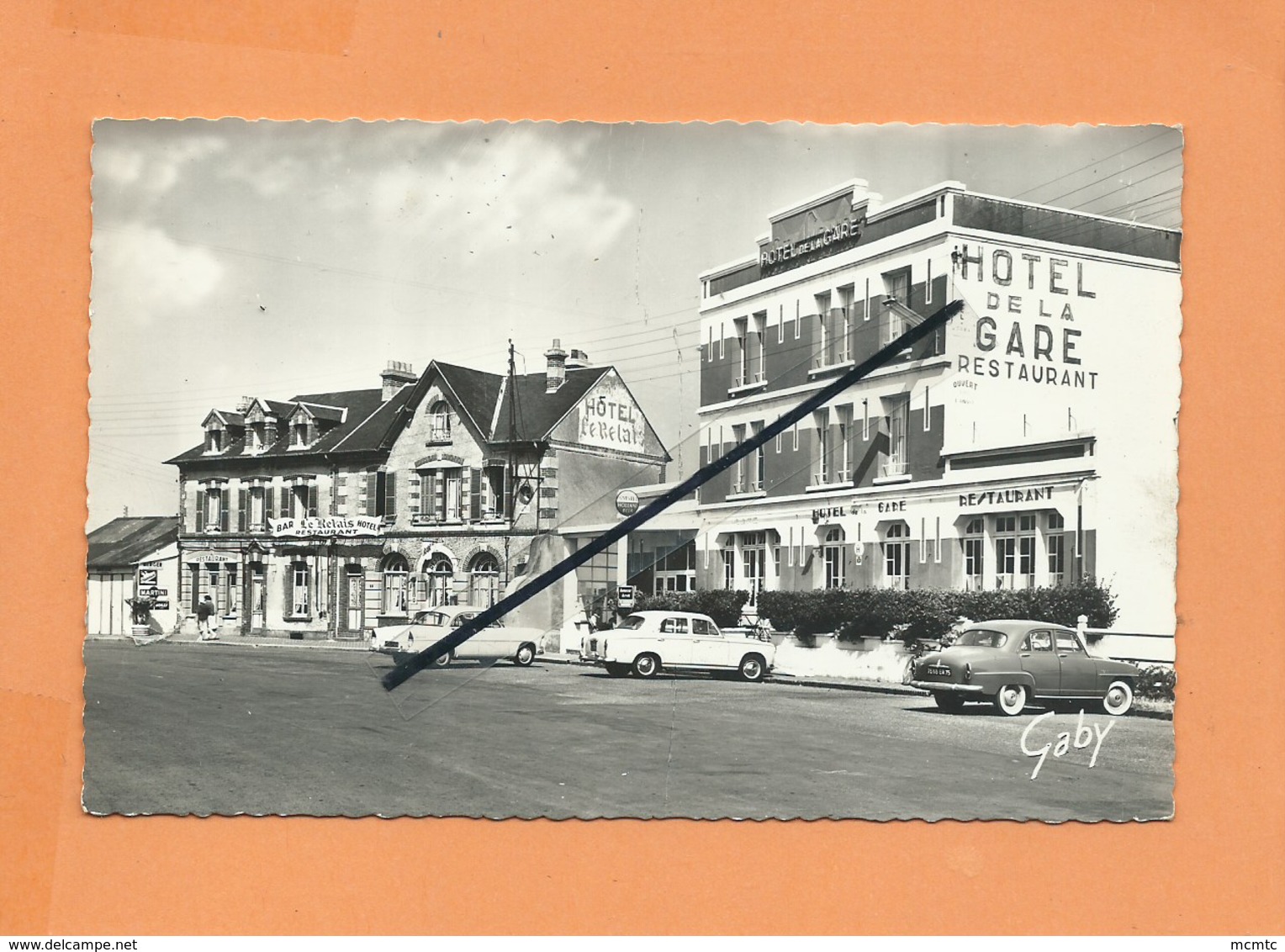 CPSM  Abîmée  - Dives Sur Mer -(Calvados ) - Place De La Gare , L'Hôtel De La Gare Et Son Annexe - Dives