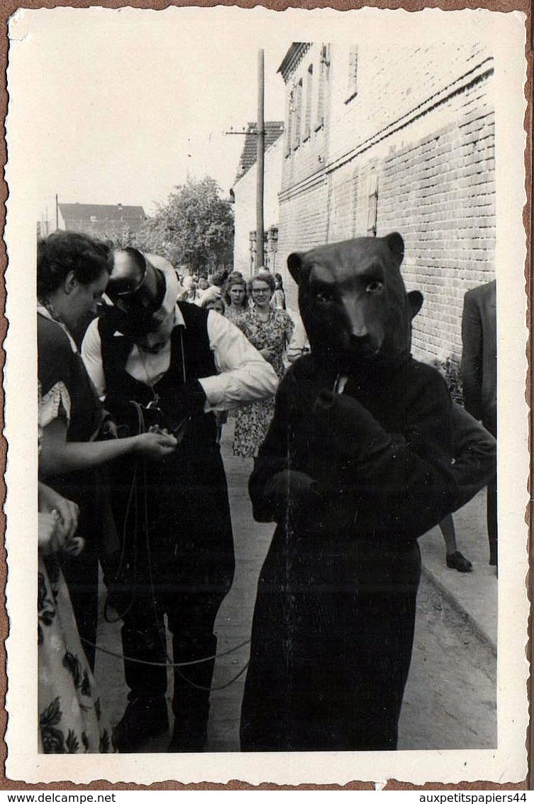 Photo Originale Carnaval, Déguisement Et Braunbär (Ours Brun)  & Son Dresseur Eisbär - Waldenfels Autriche - Personnes Anonymes