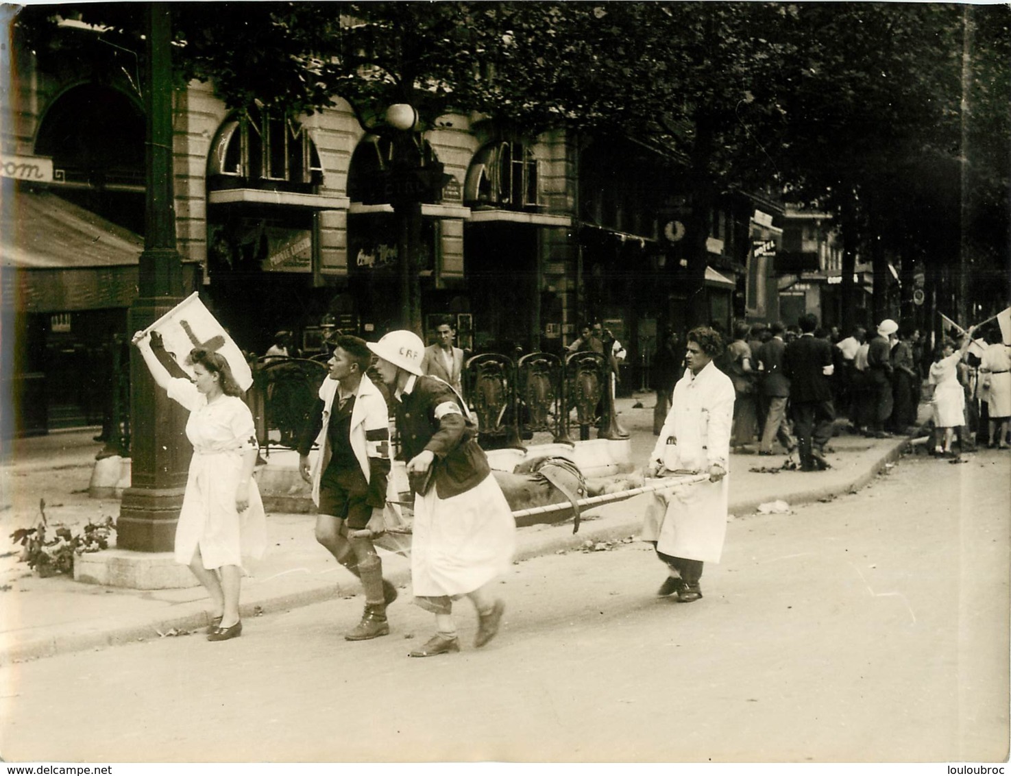 RARE PHOTO ORIGINALE  L.A.P.I.  LIBERATION DE PARIS  ET FEMMES CROIX ROUGE FRANCAISE  FORMAT  23 X 17.50 CM - Guerre, Militaire