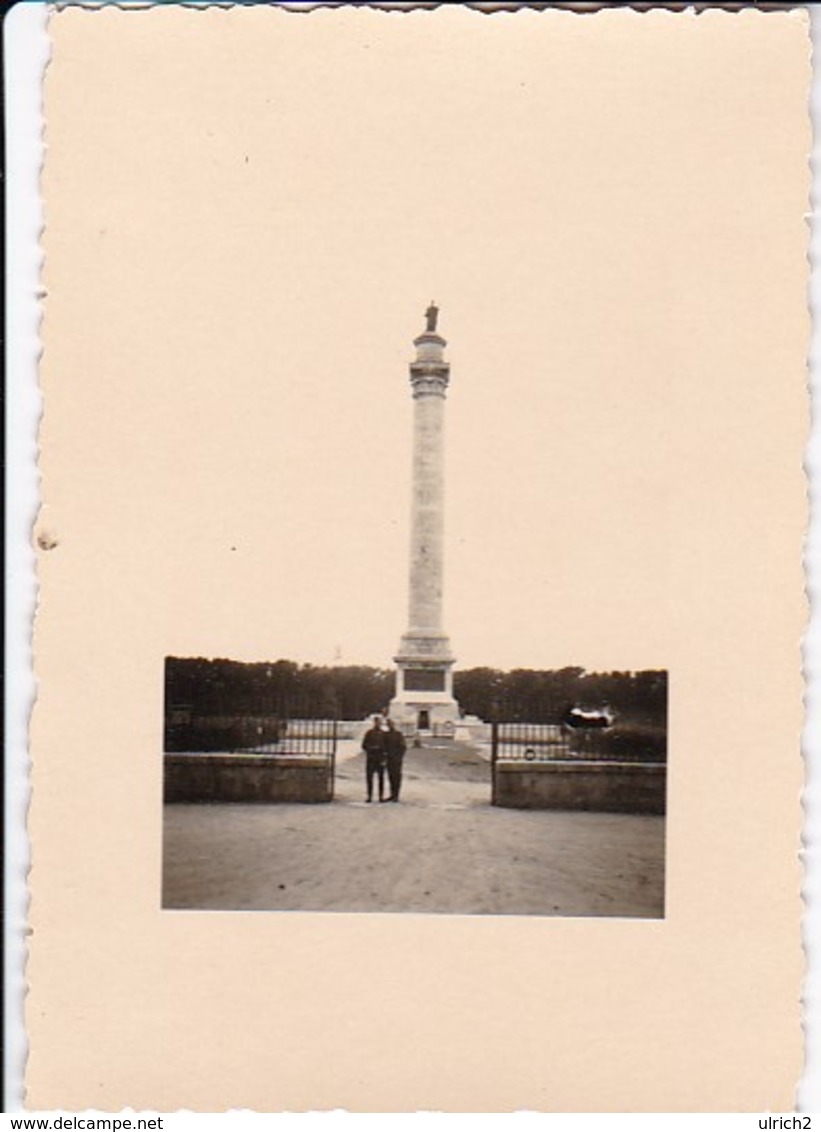 Foto Deutsche Soldaten Mit Säule Mit Statue - 2. WK -  6*4cm (39305) - Krieg, Militär