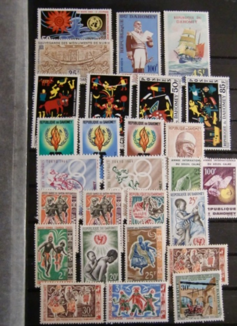 AFRIQUE MODERNES TIMBRES NEUFS DONT NON DENTELES BLOCS CARNETS TIMBRES OR EPREUVES DE LUXE...