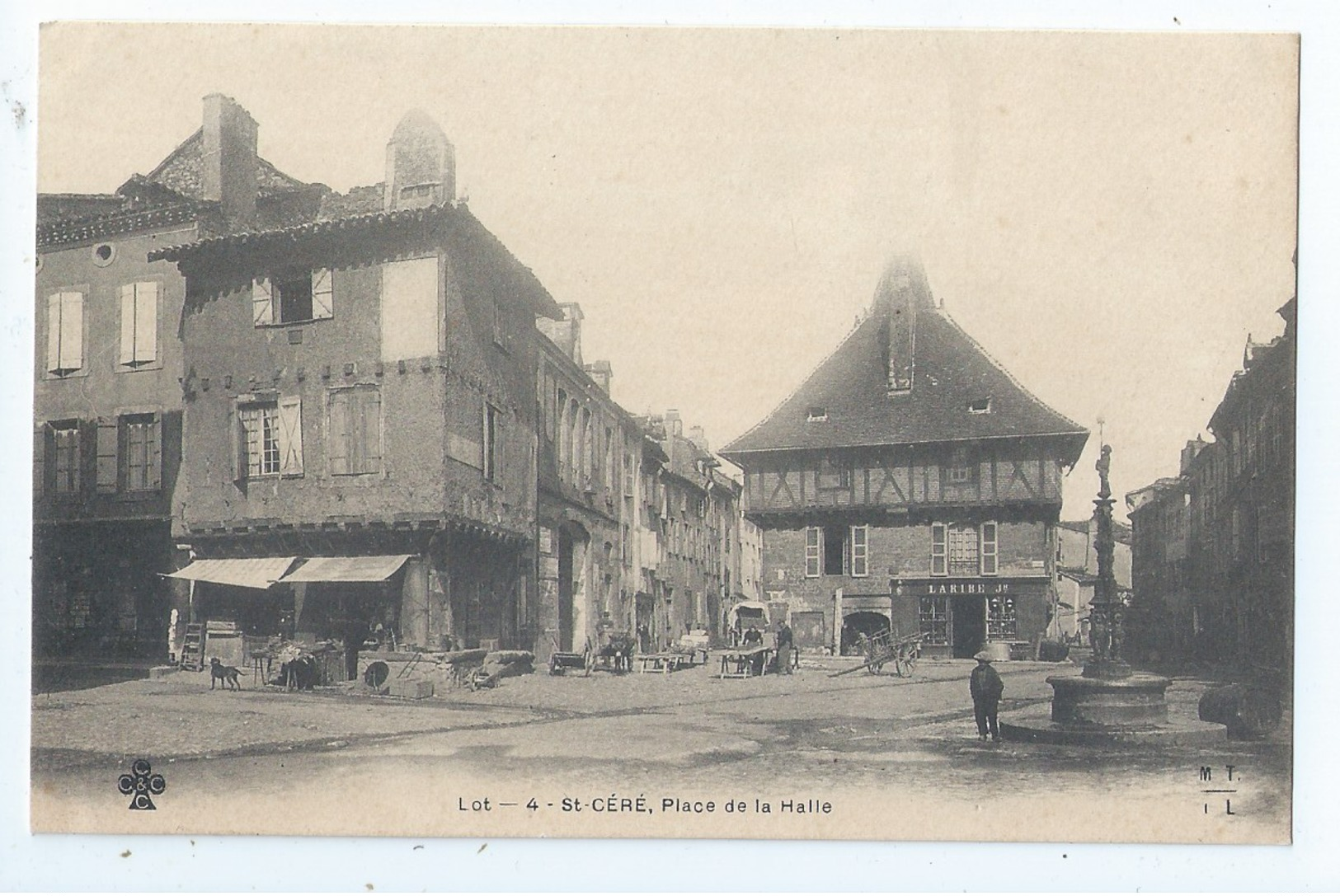 Cpa - 46 -   - St Cere -     - Place De La Halle  - Animation  -  - 1905--1920 - Saint-Céré