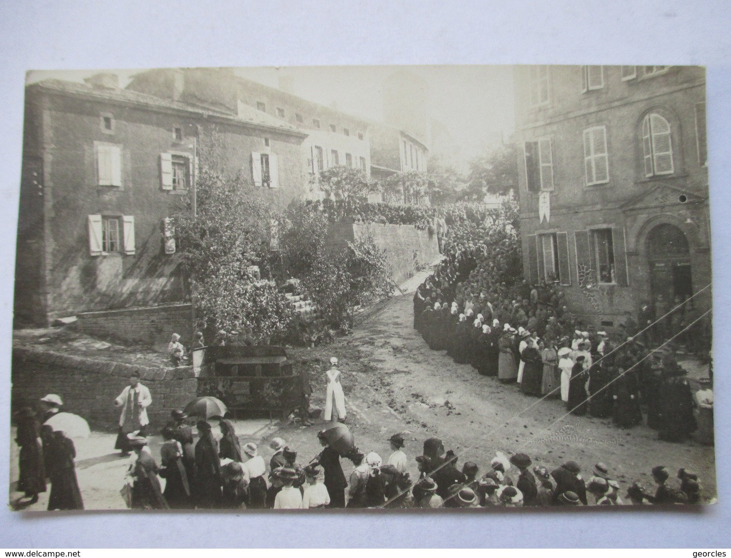 CARTE - PHOTO -  PROCESSION DANS LA RUE  D'UN LIEU  A  DETERMINER     N° 4       TTB - Photos