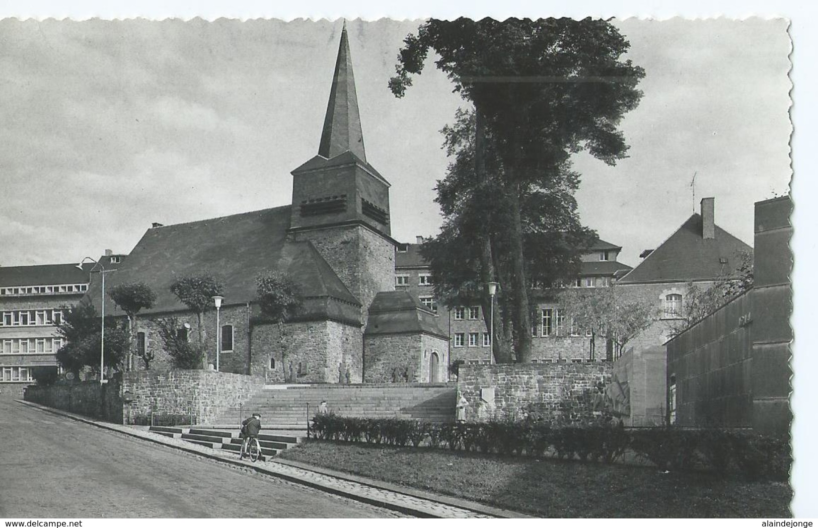 St Hubert - L'église St Gilles Et Monument Aux Morts - Photo Véritable 511 - Edition Lander - Saint-Hubert