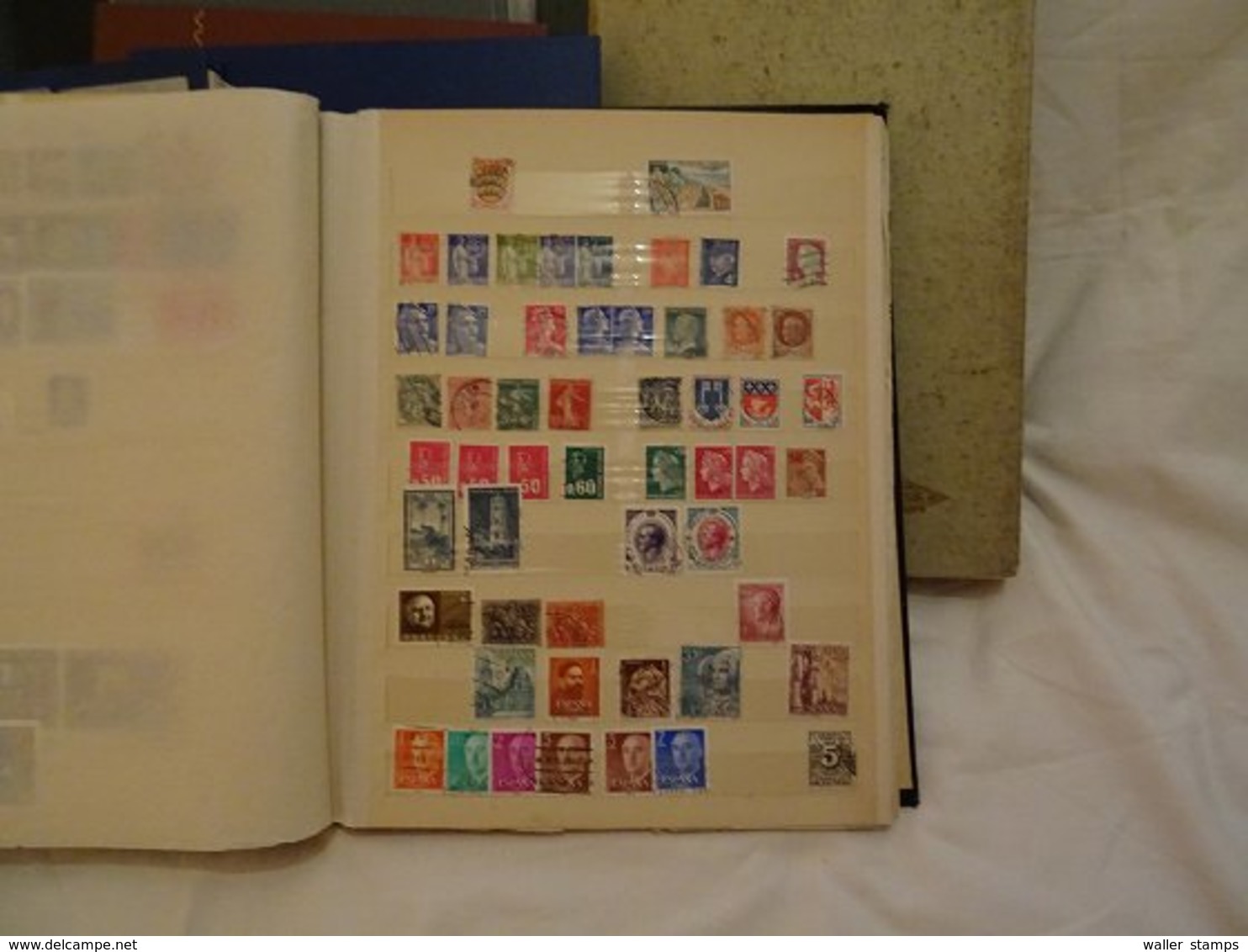 Lot With World Stamps In Albums - Lots & Kiloware (min. 1000 Stück)