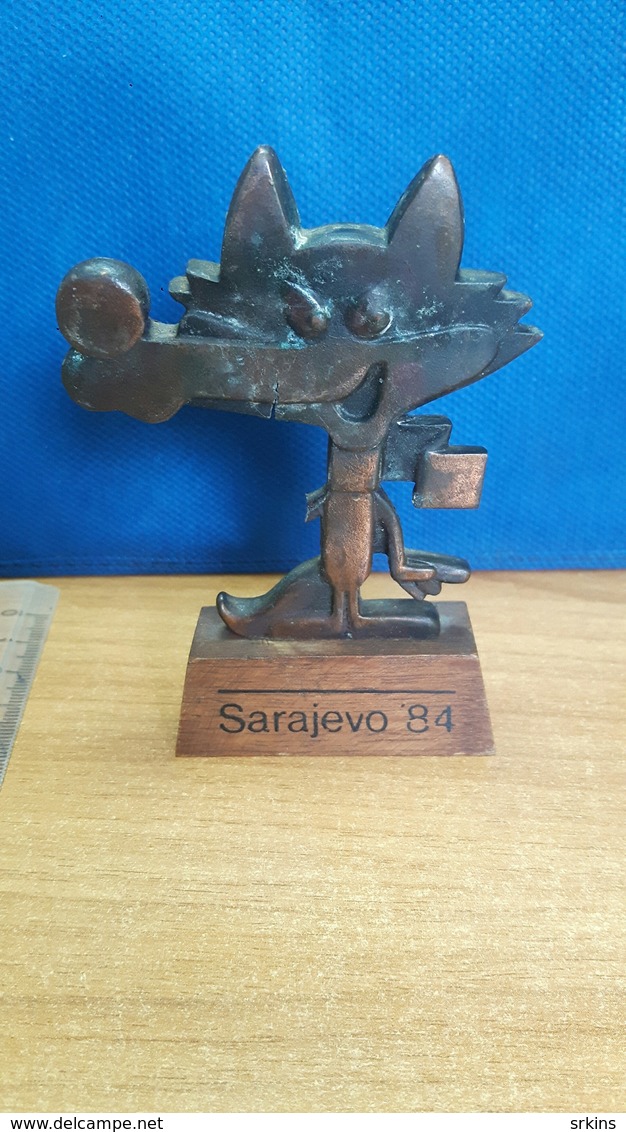 Damaged VUCKO  Metal Souvenire Winter Olympic Games Sarajevo 1984 84 Bosnia Yugoslavia - Bekleidung, Souvenirs Und Sonstige
