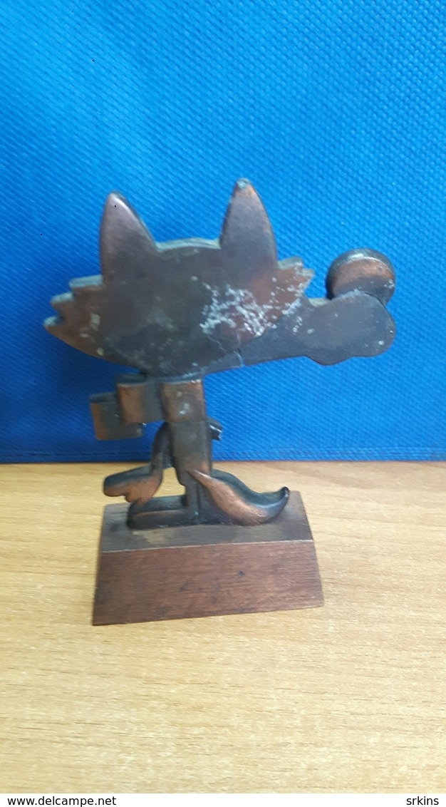 Damaged VUCKO  Metal Souvenire Winter Olympic Games Sarajevo 1984 84 Bosnia Yugoslavia - Bekleidung, Souvenirs Und Sonstige