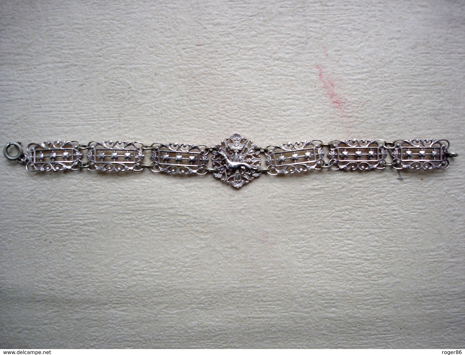 Ancien Bracelet En Métal Argenté Représentant Une Salamandre Recouvert D'une Couronne Royale - Bracelets