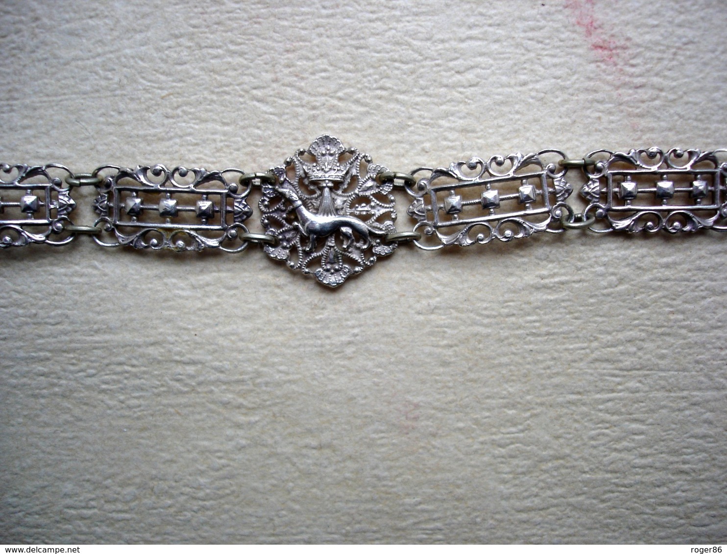 Ancien Bracelet En Métal Argenté Représentant Une Salamandre Recouvert D'une Couronne Royale - Bracelets