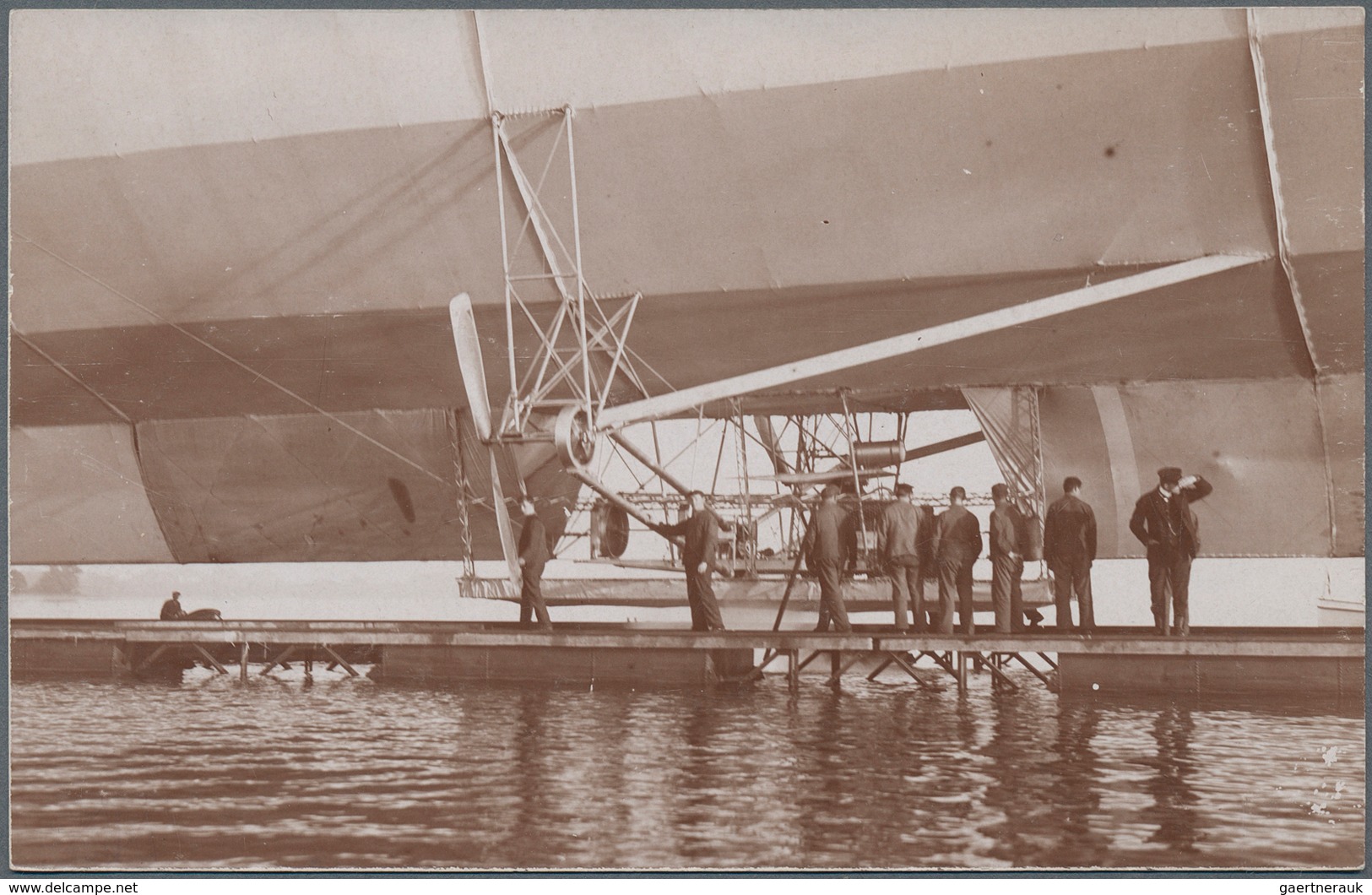 Zeppelinpost Deutschland: Over 140 Zeppelin postcards, mostly Real Photos with the largest part pion