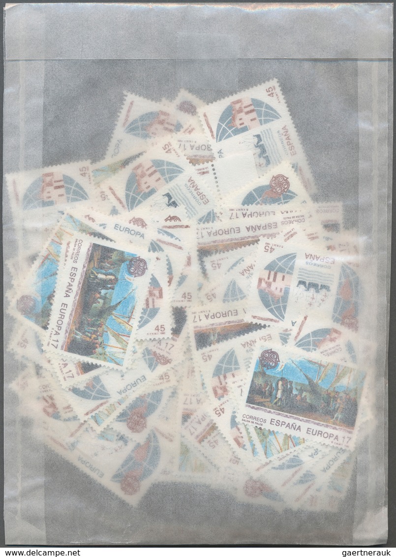 Spanien: 1961/1992, Stock Of The Europa Issues, Complete Sets Mint Never Hinged. List Of Content Enc - Covers & Documents