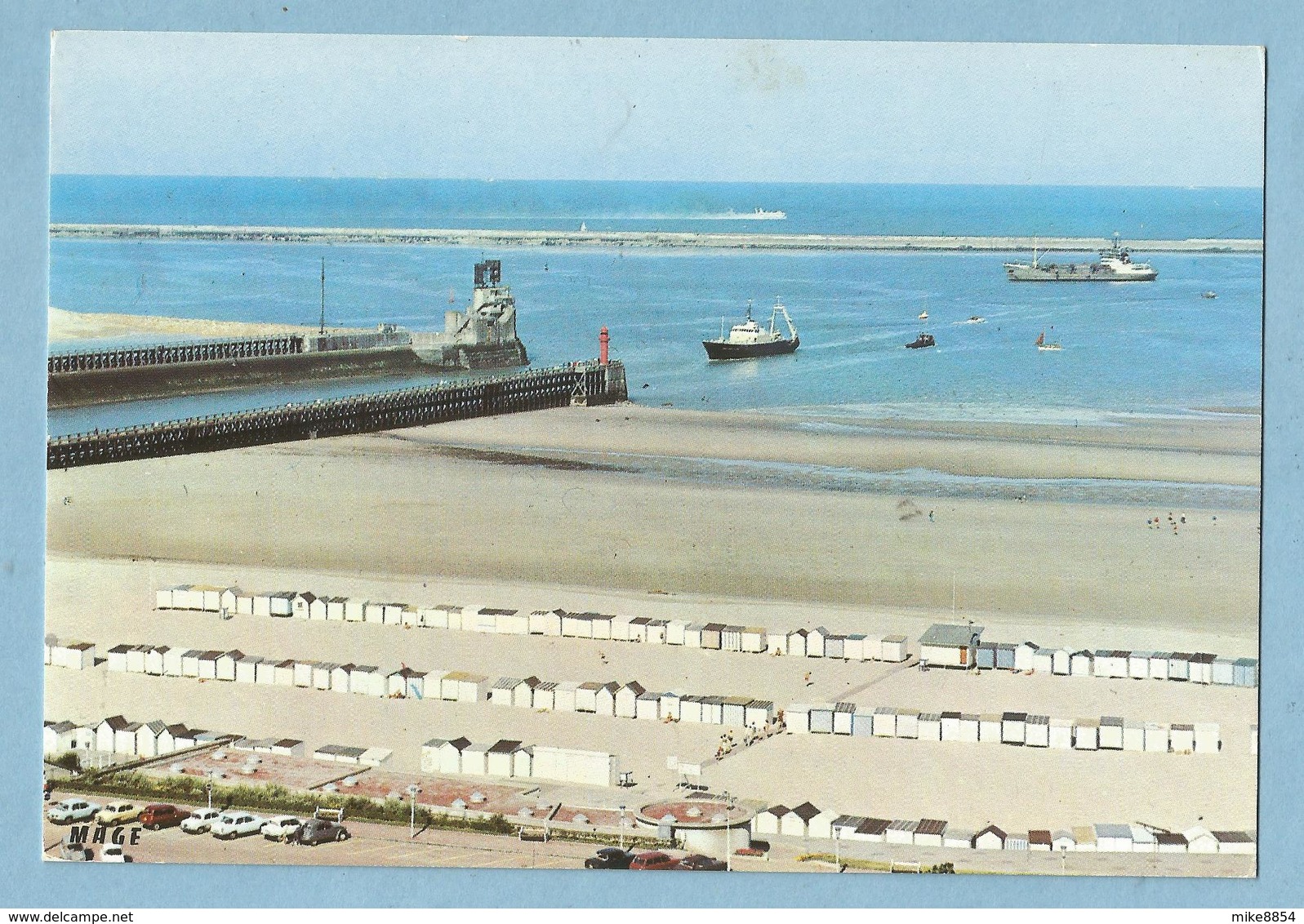 E097  CP BOULOGNE-SUR-MER  (Pas-de-Calais)  Chalutiers Et Hovercraft à L'entrée Du Port   +++++ - Boulogne Sur Mer