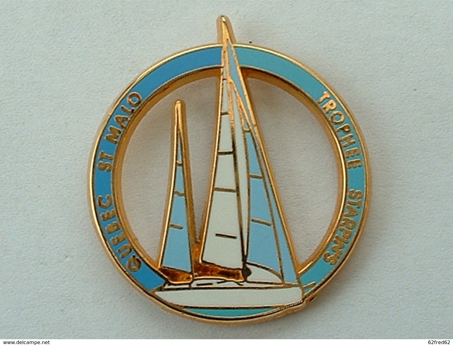 PIN'S  VOILIER - QUEBEC ST MALO- TROPHEE STARPIN'S - Boats