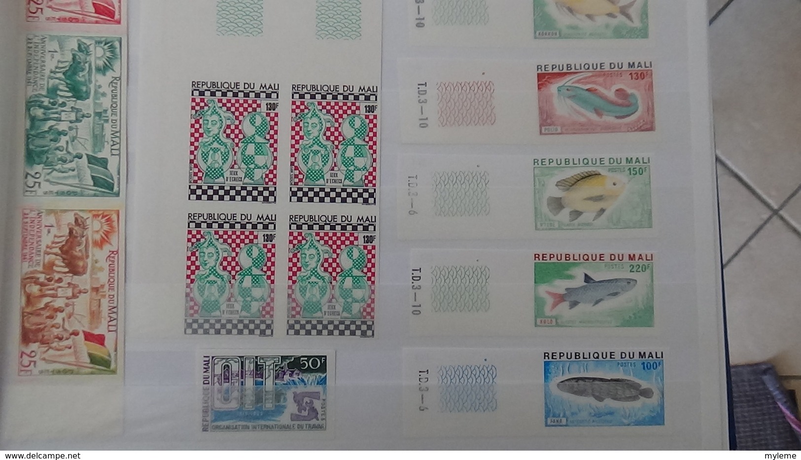 Album Avec 258 Timbres Et Blocs NON DENTELES De Divers Pays Dont 1 Timbre En Or, Essais ...Côte Sympa  !!! - Collections (en Albums)