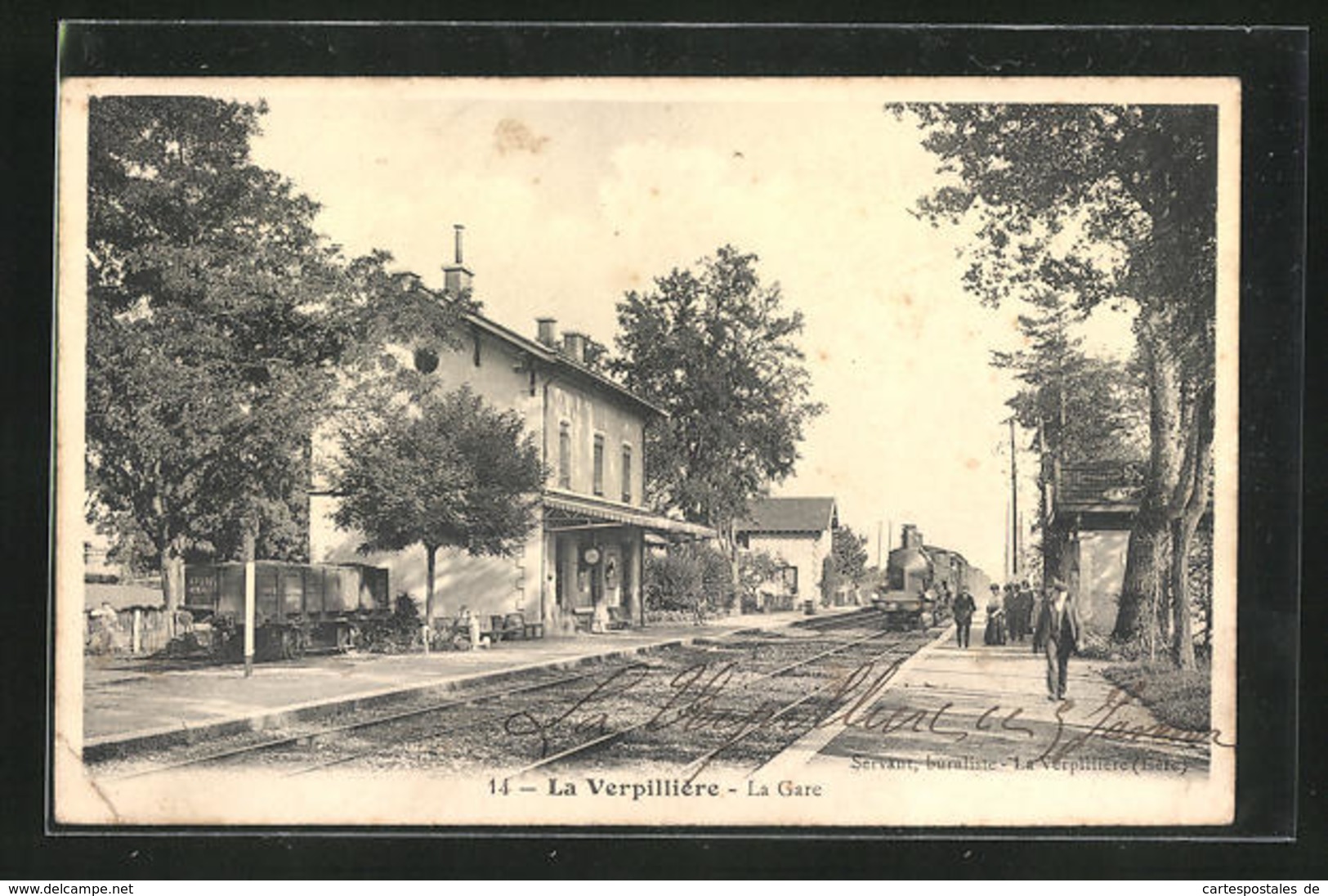 CPA La Verpillière, La Gare, Un Train Entrant En Gare - Autres & Non Classés