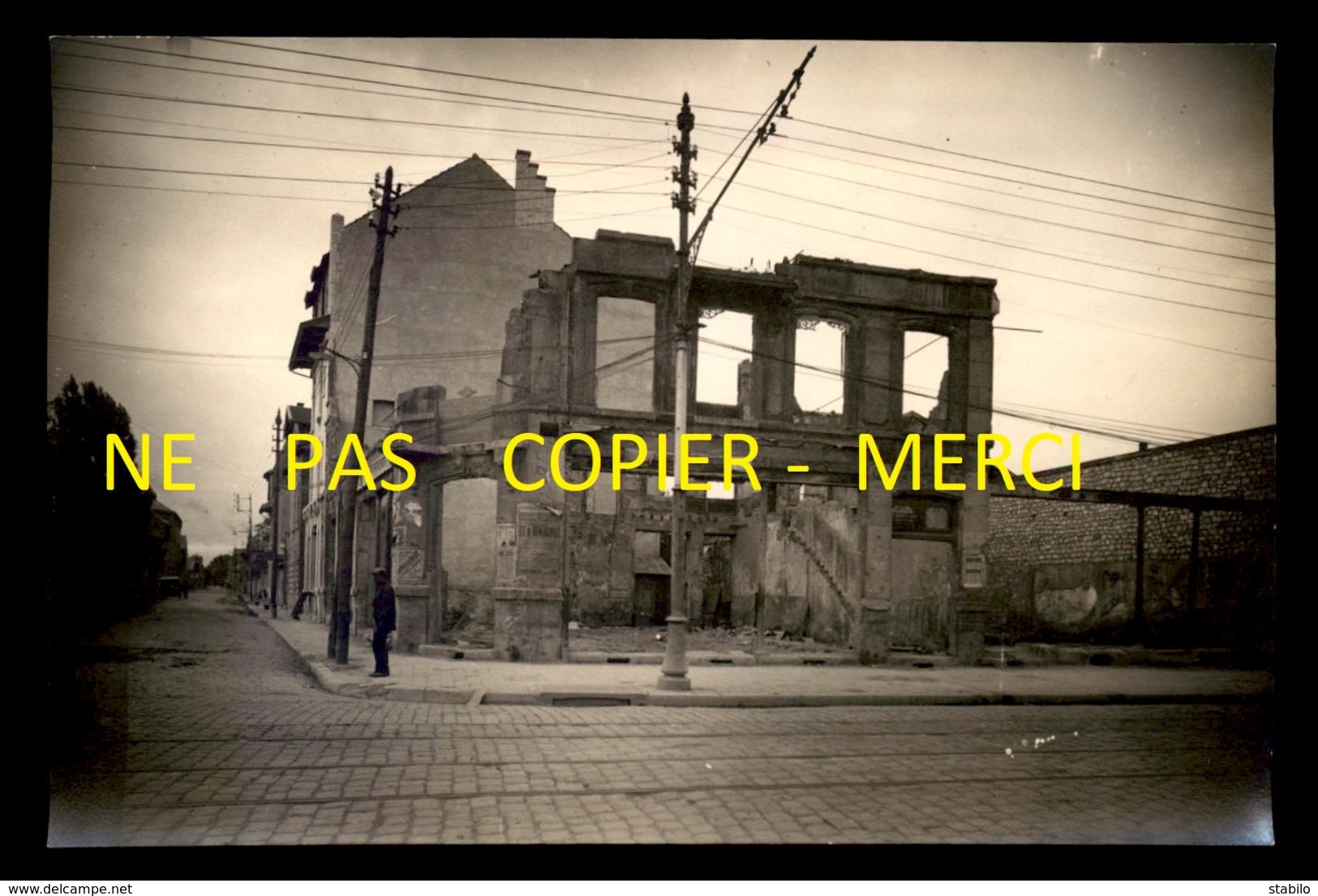 REIMS (MARNE) - RECONSTRUCTION DE LA VILLE APRES LA PREMIERE GUERRE - LOT DE 18 PHOTOGRAPHIES - Places