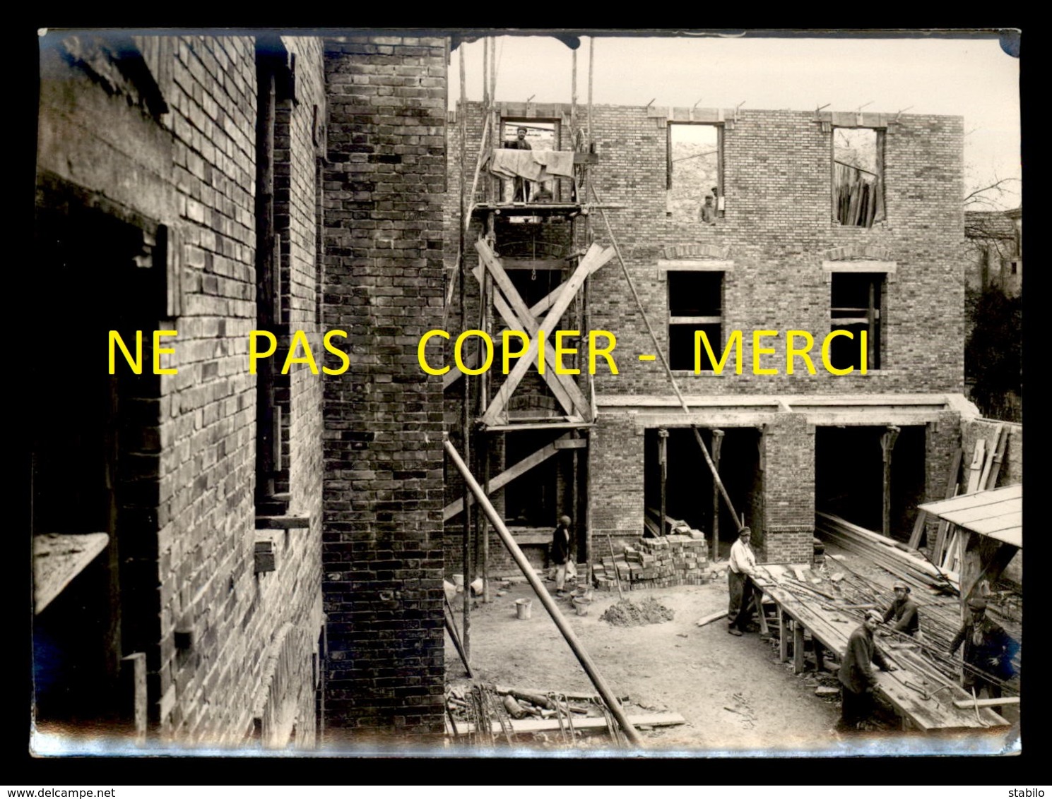 REIMS (MARNE) - RECONSTRUCTION DE LA VILLE APRES LA PREMIERE GUERRE - LOT DE 18 PHOTOGRAPHIES - Places