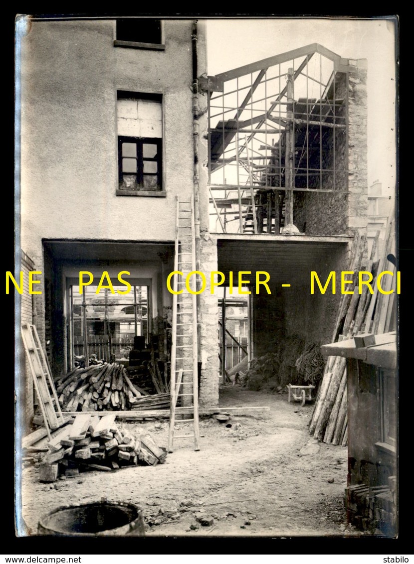 REIMS (MARNE) - RECONSTRUCTION DE LA VILLE APRES LA PREMIERE GUERRE - LOT DE 18 PHOTOGRAPHIES