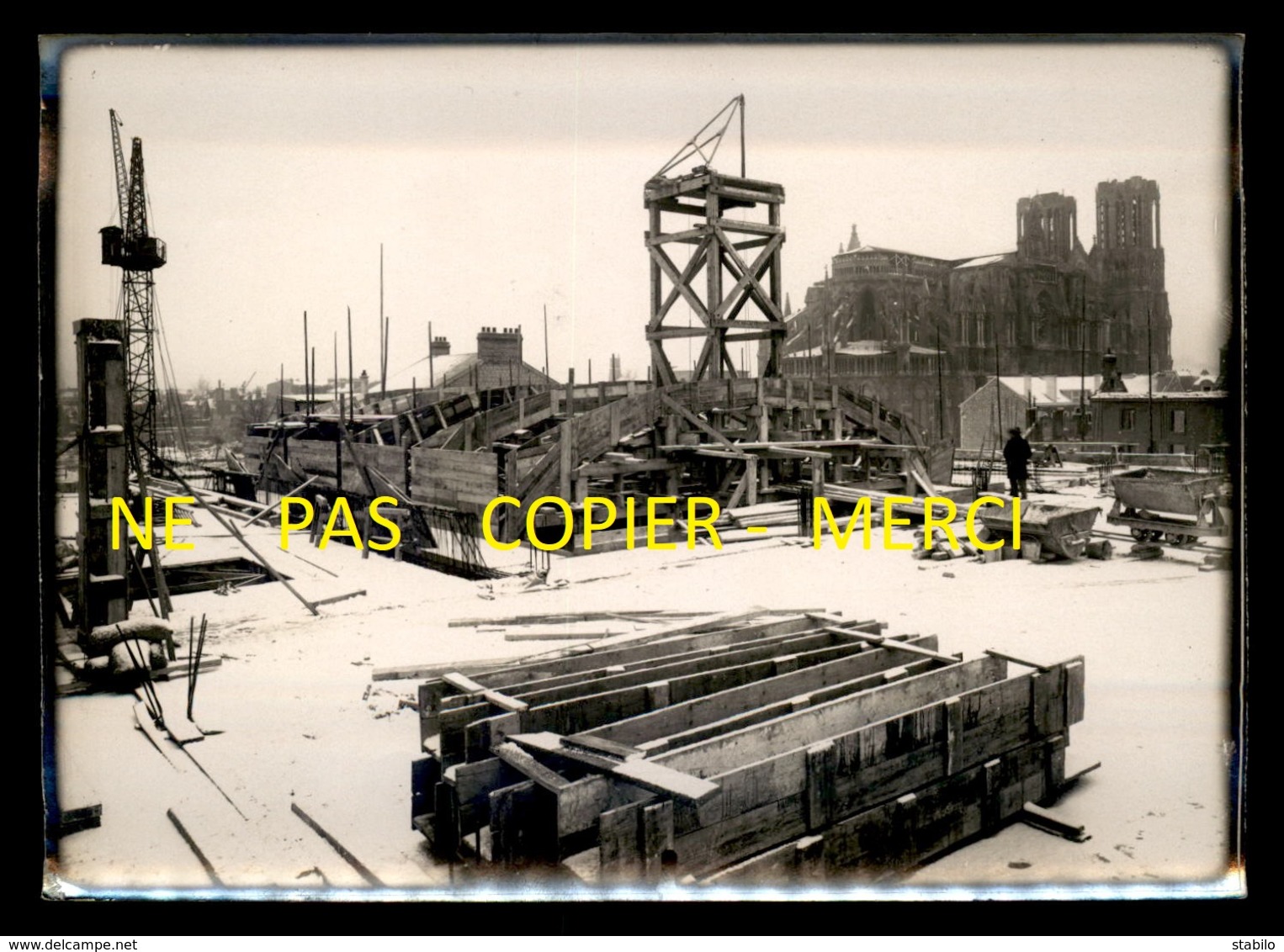 REIMS (MARNE) - RECONSTRUCTION DE LA VILLE APRES LA PREMIERE GUERRE - LOT DE 18 PHOTOGRAPHIES