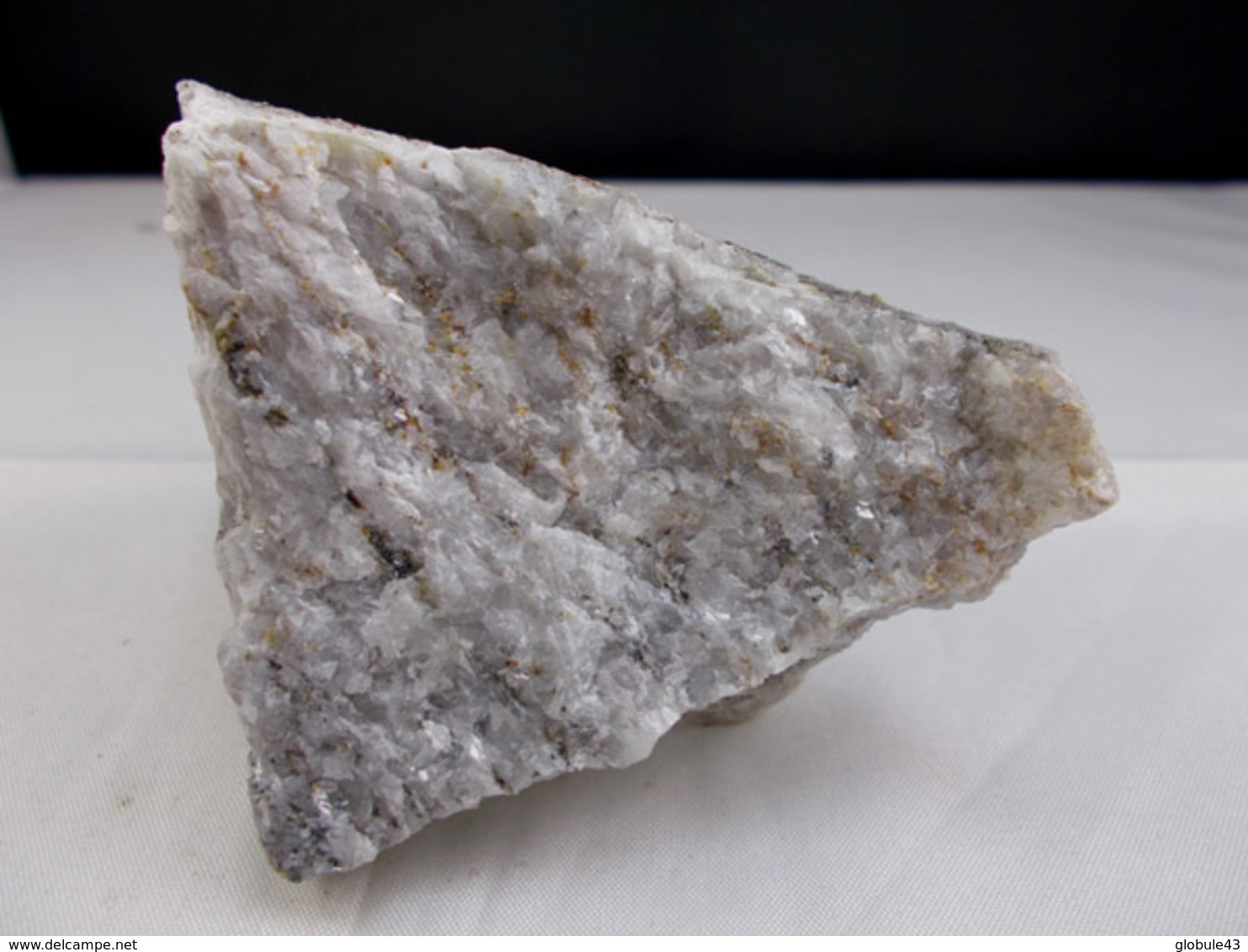 CIPOLIN A FORSTERITE ET HUMITES 6,5 X 5 CM Secteur De Paulhaguet - Minéraux