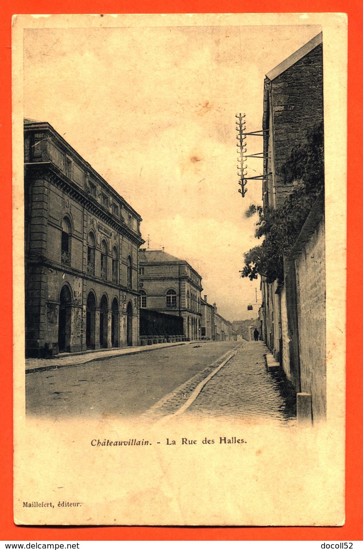 CPA 52 Chateauvillain " La Rue Des Halles " - Chateauvillain