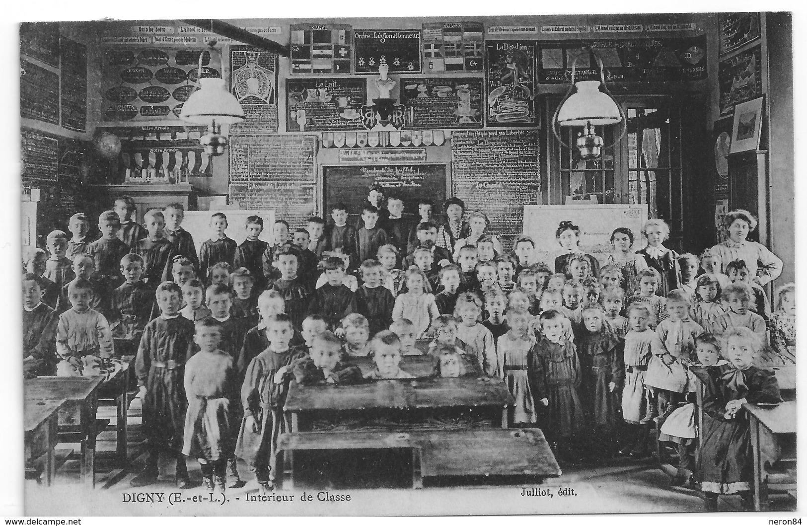 TRES GROS PLAN D'INTERIEUR DE CLASSE D'ECOLE EN 1909 A DIGNY 28. - Autres & Non Classés